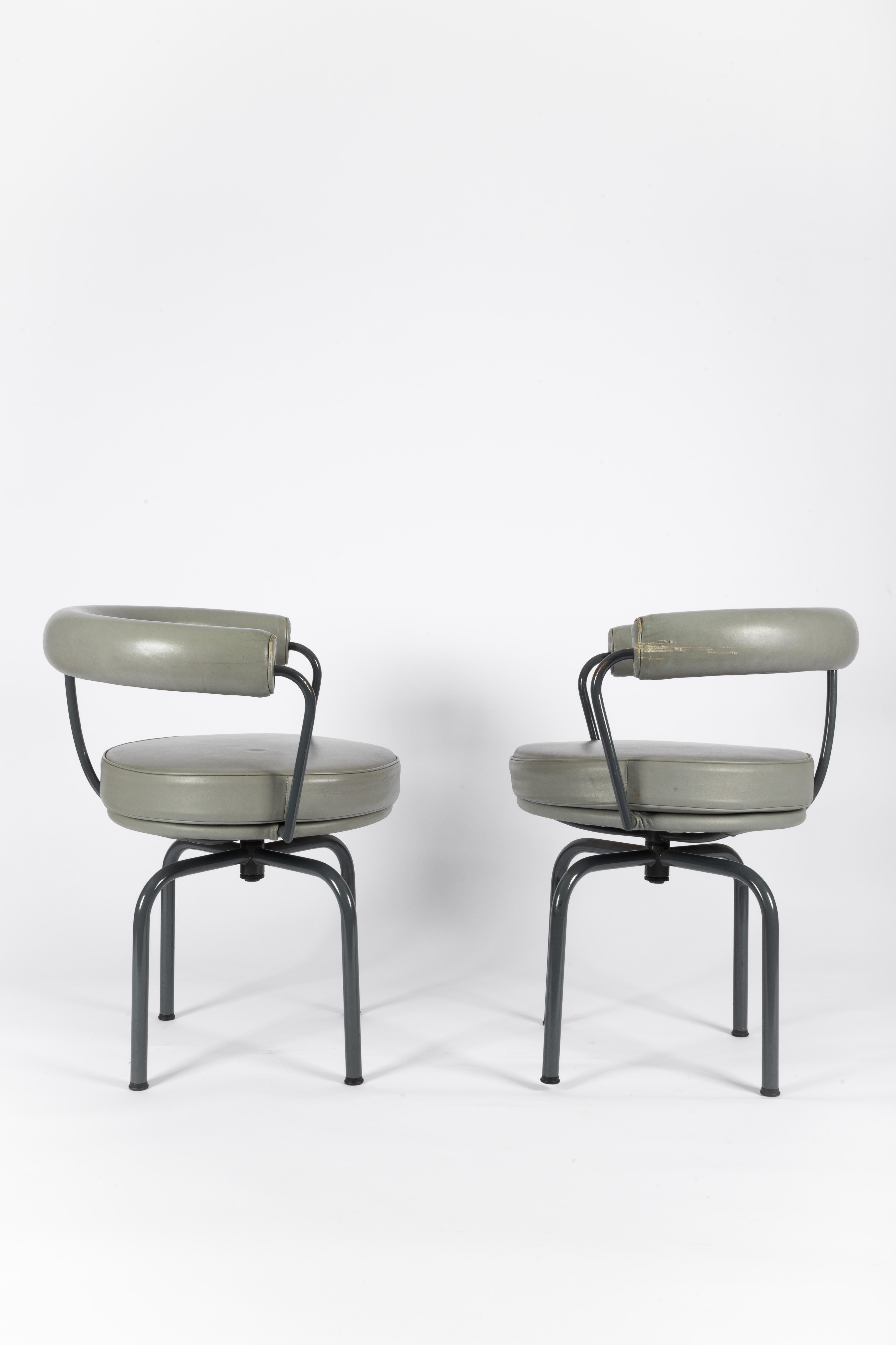 2 chaises pivotantes LC7 Le Corbusier et Charlotte Periand en cuir gris 1993 État moyen - En vente à Zemst, BE