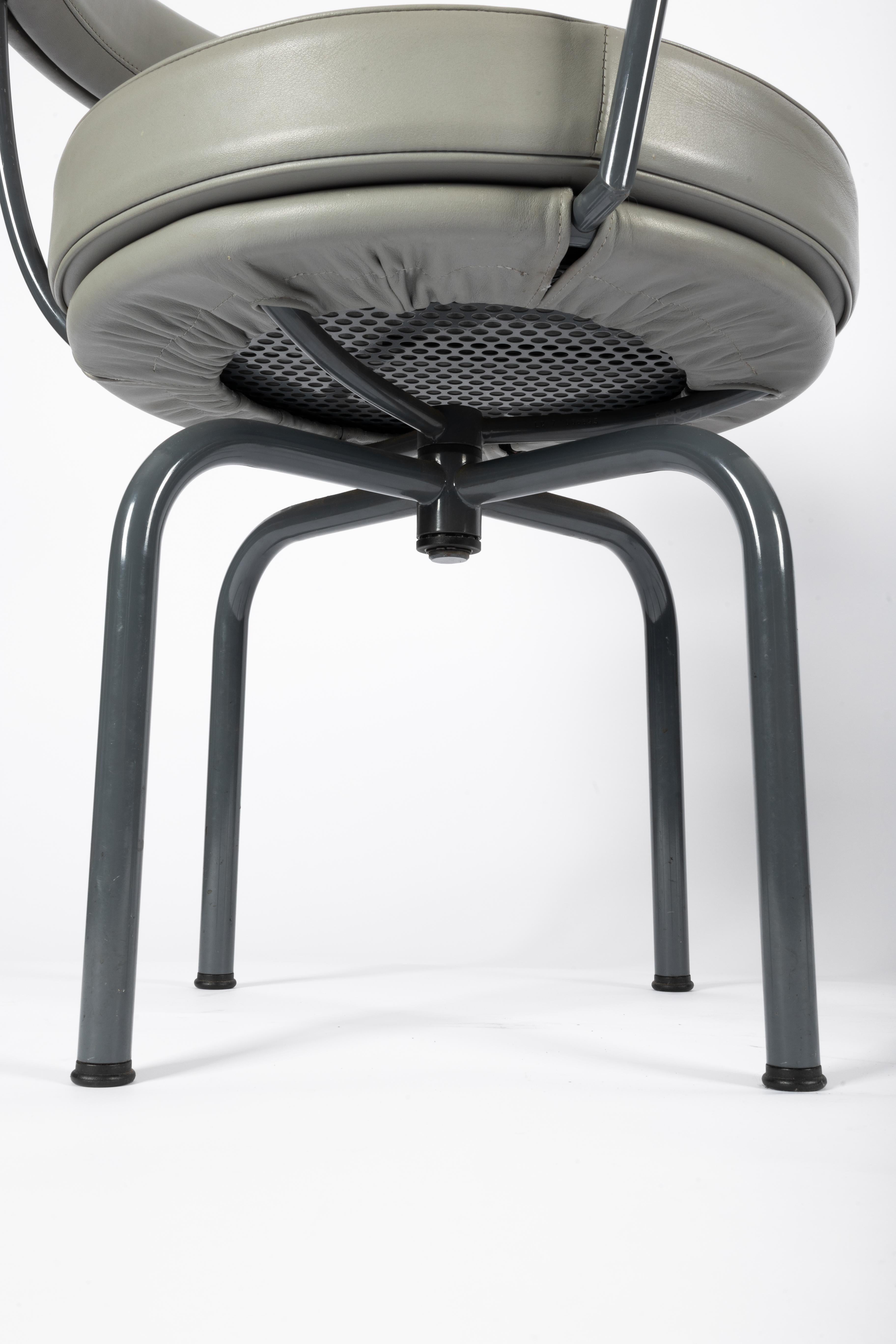 20ième siècle 2 chaises pivotantes LC7 Le Corbusier et Charlotte Periand en cuir gris 1993 en vente