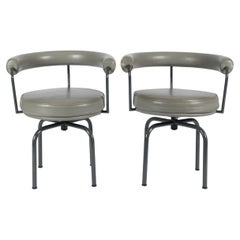 2 Drehstühle von Le Corbusier und Charlotte Periand LC7 aus grauem Leder 1993