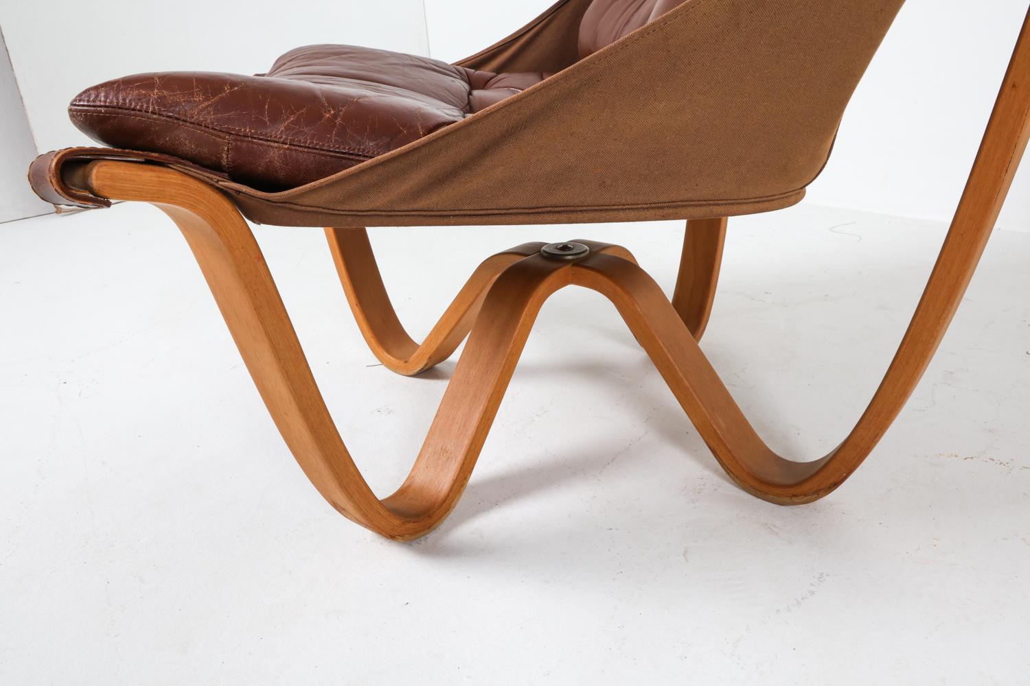 (2) Chaises longues en cuir et en Beeche par Georg Thams, Danemark Circa 1970's en vente 6