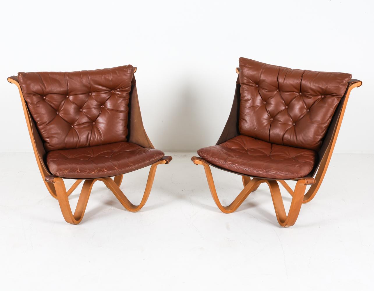 Cette superbe paire de chaises a été conçue par le célèbre designer danois Georg Otto Famed. Connu pour son sens du flair et ses formes fantaisistes, ces chaises ne font pas exception. Les cadres sculpturaux sont construits en bois de hêtre courbé,