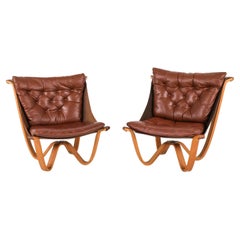 (2) Chaises longues en cuir et en Beeche par Georg Thams, Danemark Circa 1970's