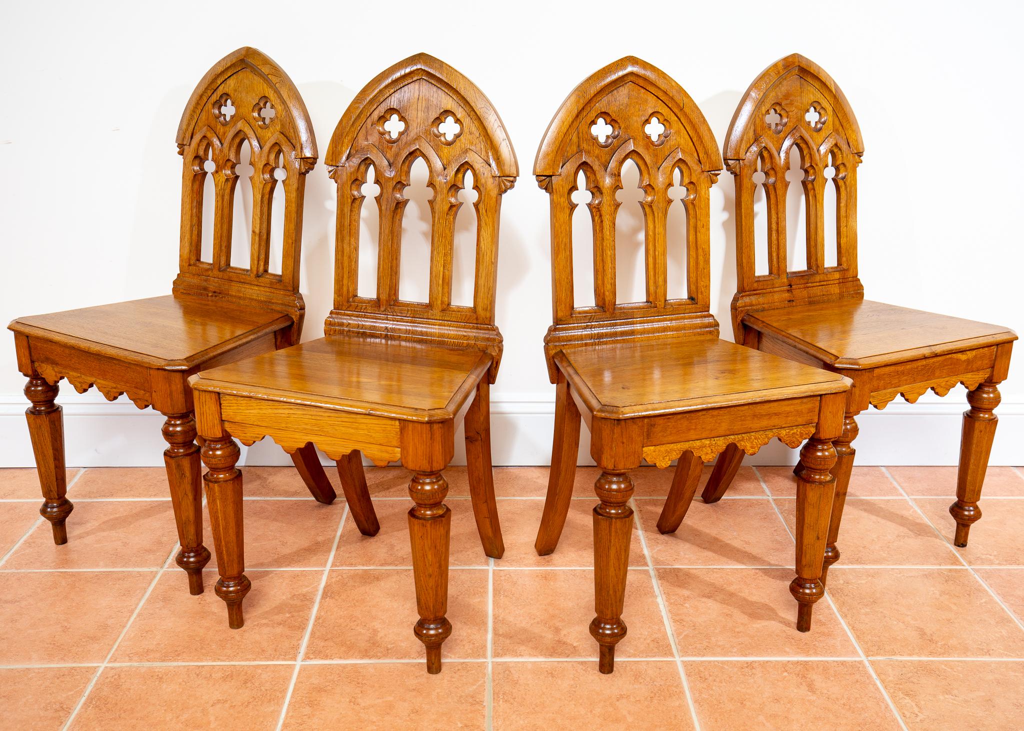 2 Light Golden Oak Dining Side Hall Chairs Gothic Steeple Back Antique Pugin im Zustand „Gut“ im Angebot in London, GB