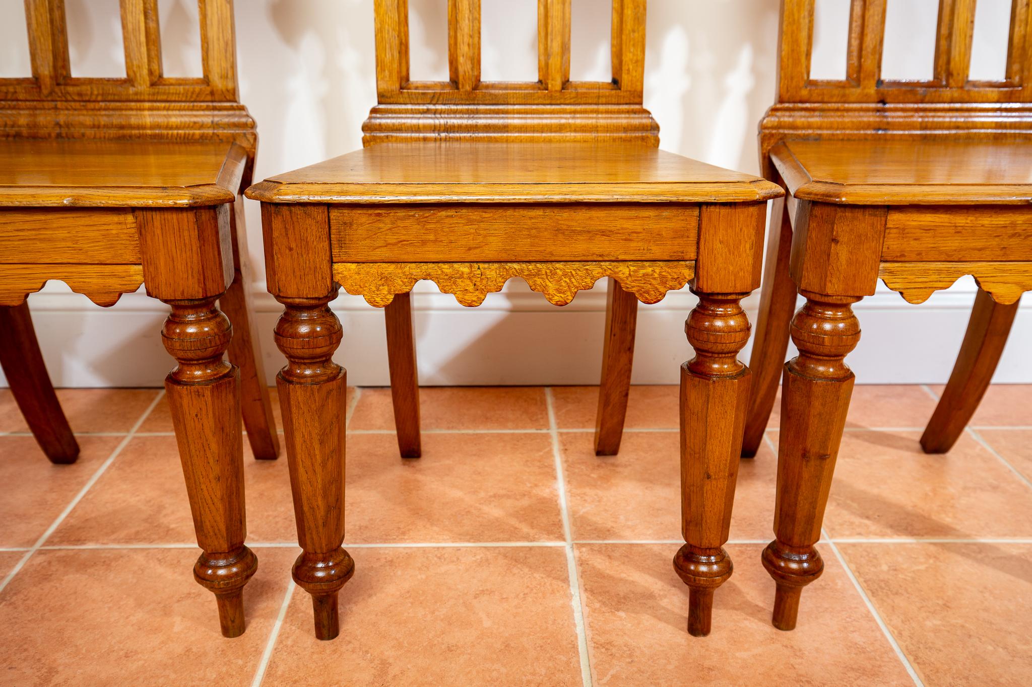 2 Light Golden Oak Dining Side Hall Chairs Gothic Steeple Back Antique Pugin im Angebot 1