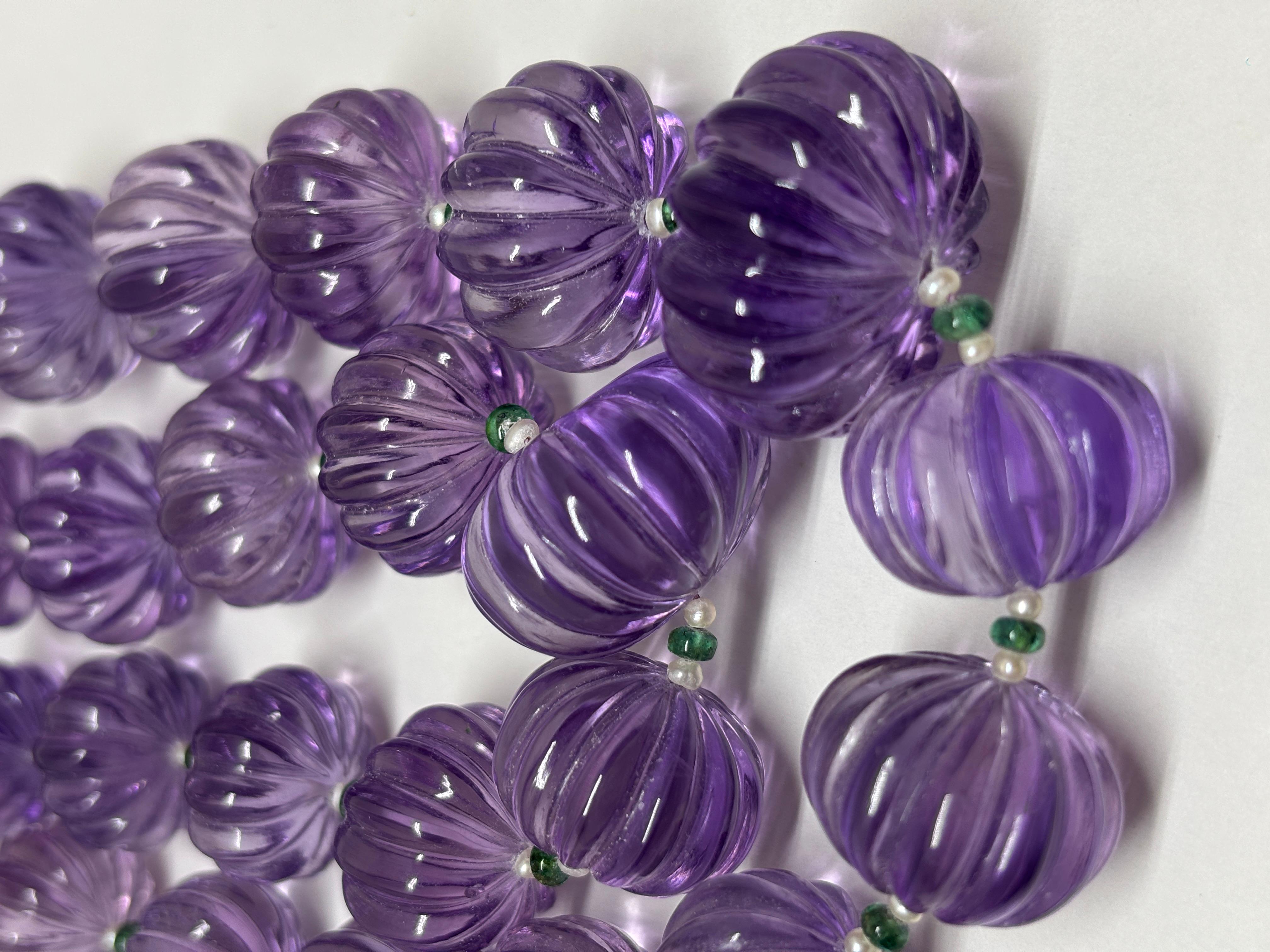 2 Linien Amethyst Perlen geschnitzt Cts 1350 Perle Smaragd Halskette (Zeitgenössisch) im Angebot