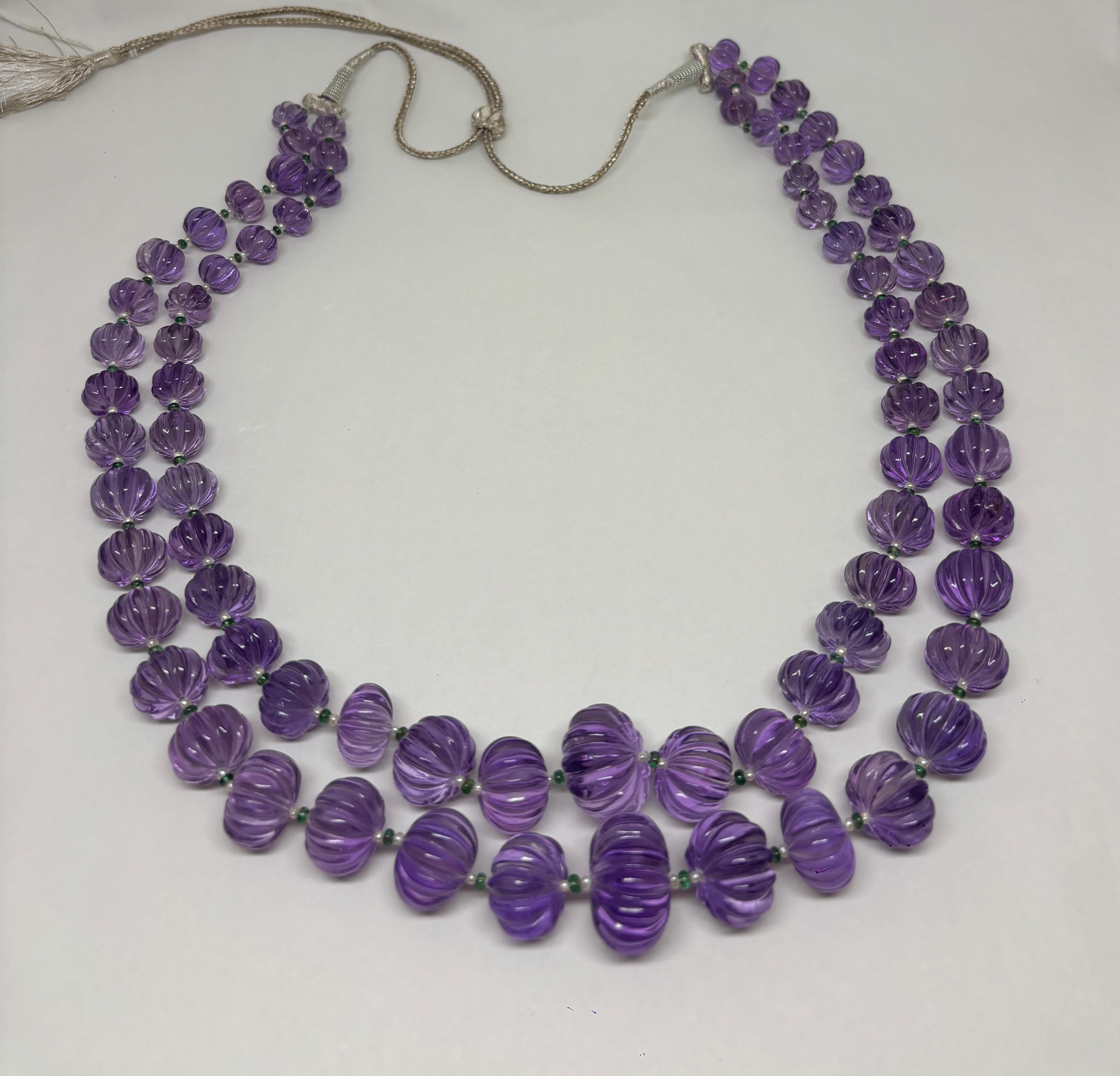 2 Linien Amethyst Perlen geschnitzt Cts 1350 Perle Smaragd Halskette Damen im Angebot