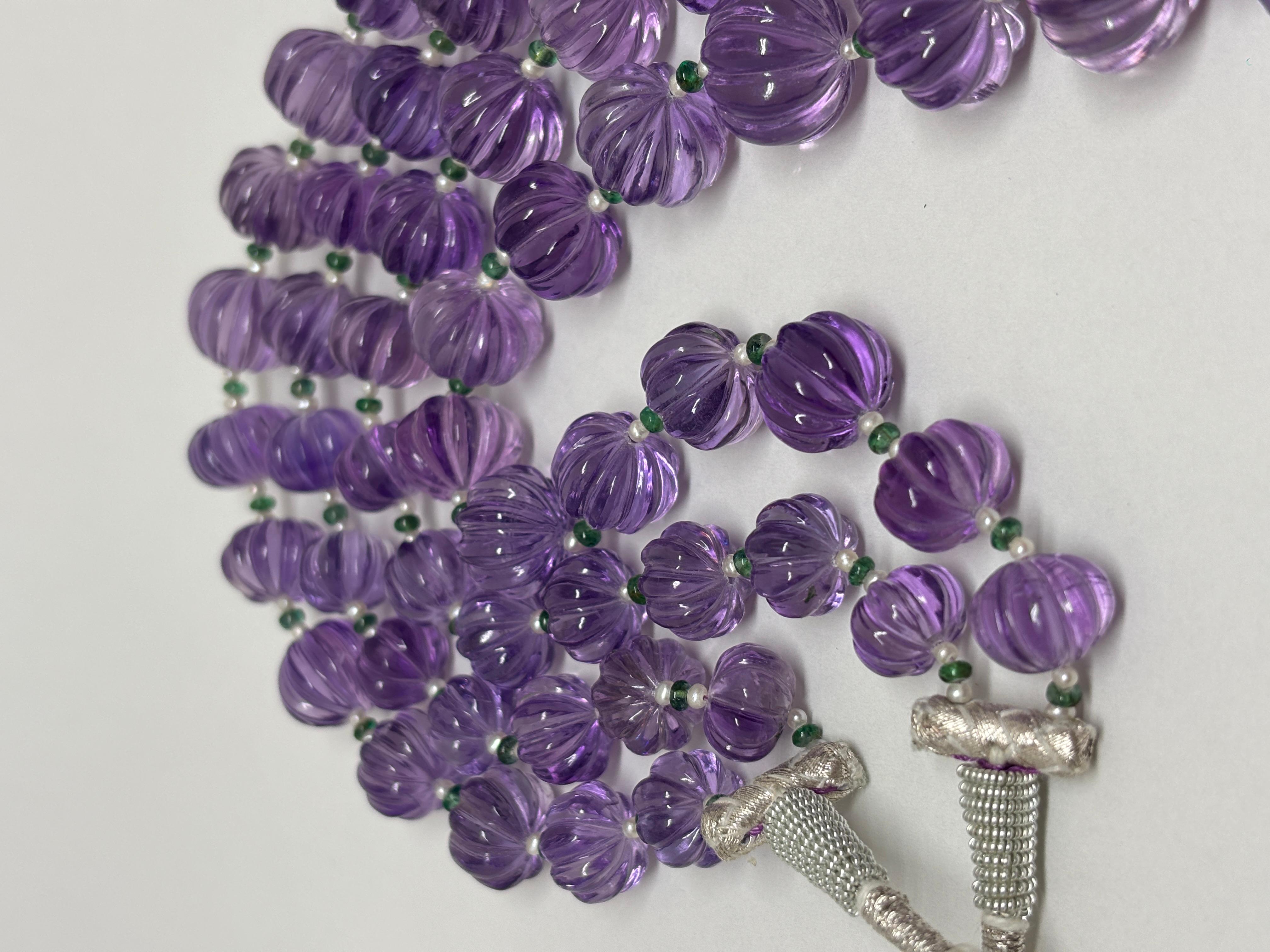 2 Linien Amethyst Perlen geschnitzt Cts 1350 Perle Smaragd Halskette im Angebot 1