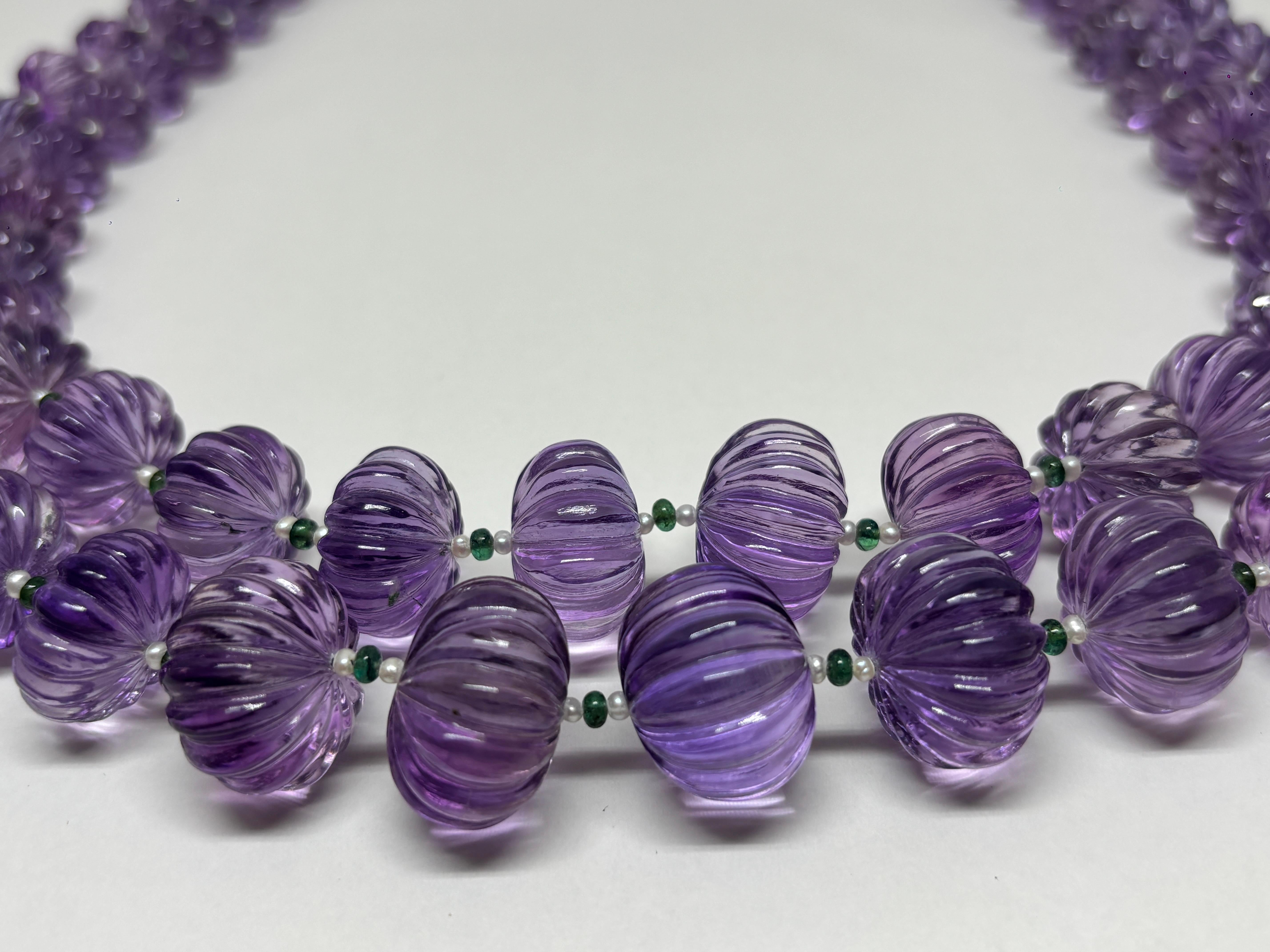 Contemporaneo 2 linee di perle di ametista intagliate Cts 1421 Collana di perle e smeraldi in vendita