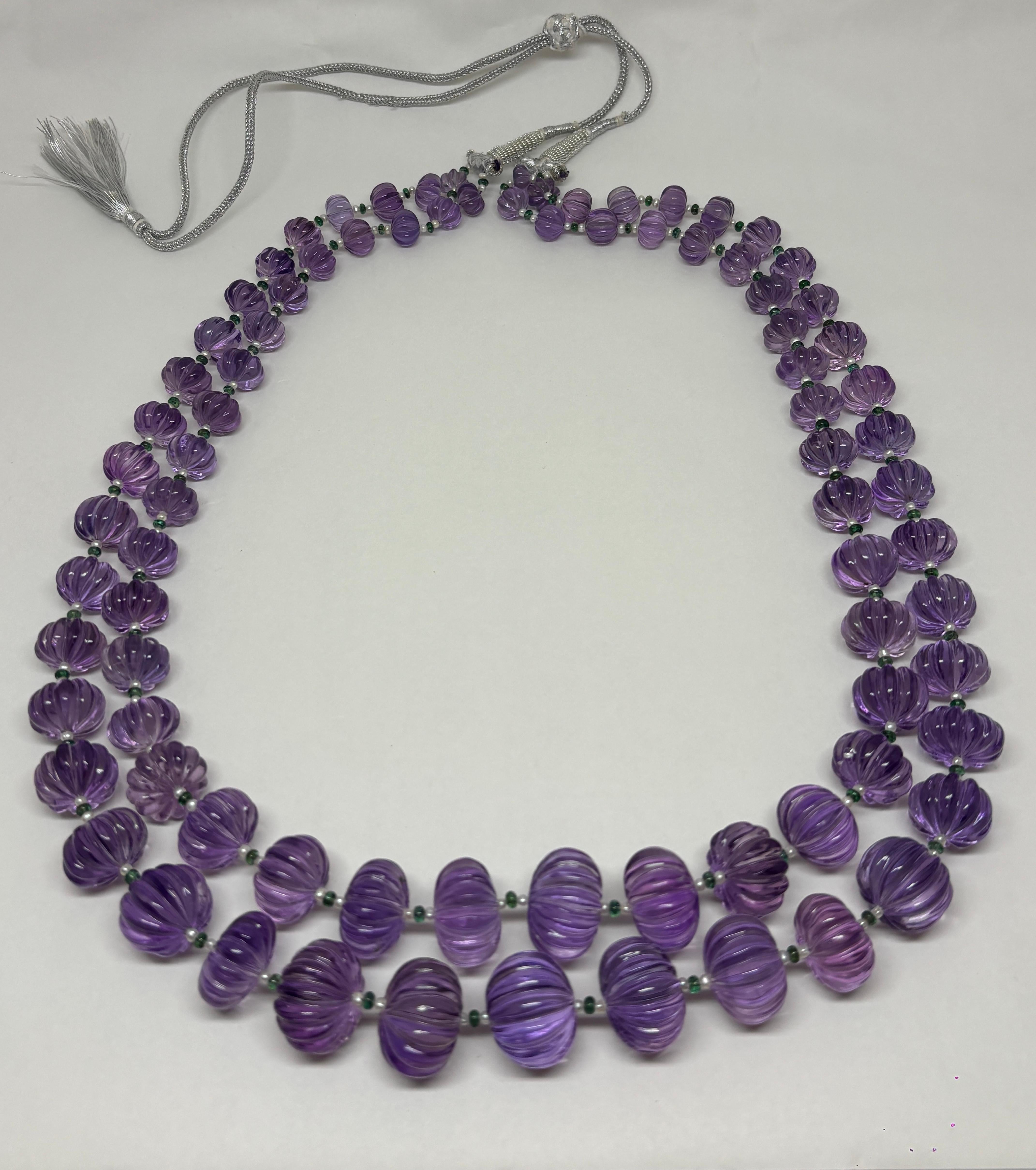 Perlina 2 linee di perle di ametista intagliate Cts 1421 Collana di perle e smeraldi in vendita