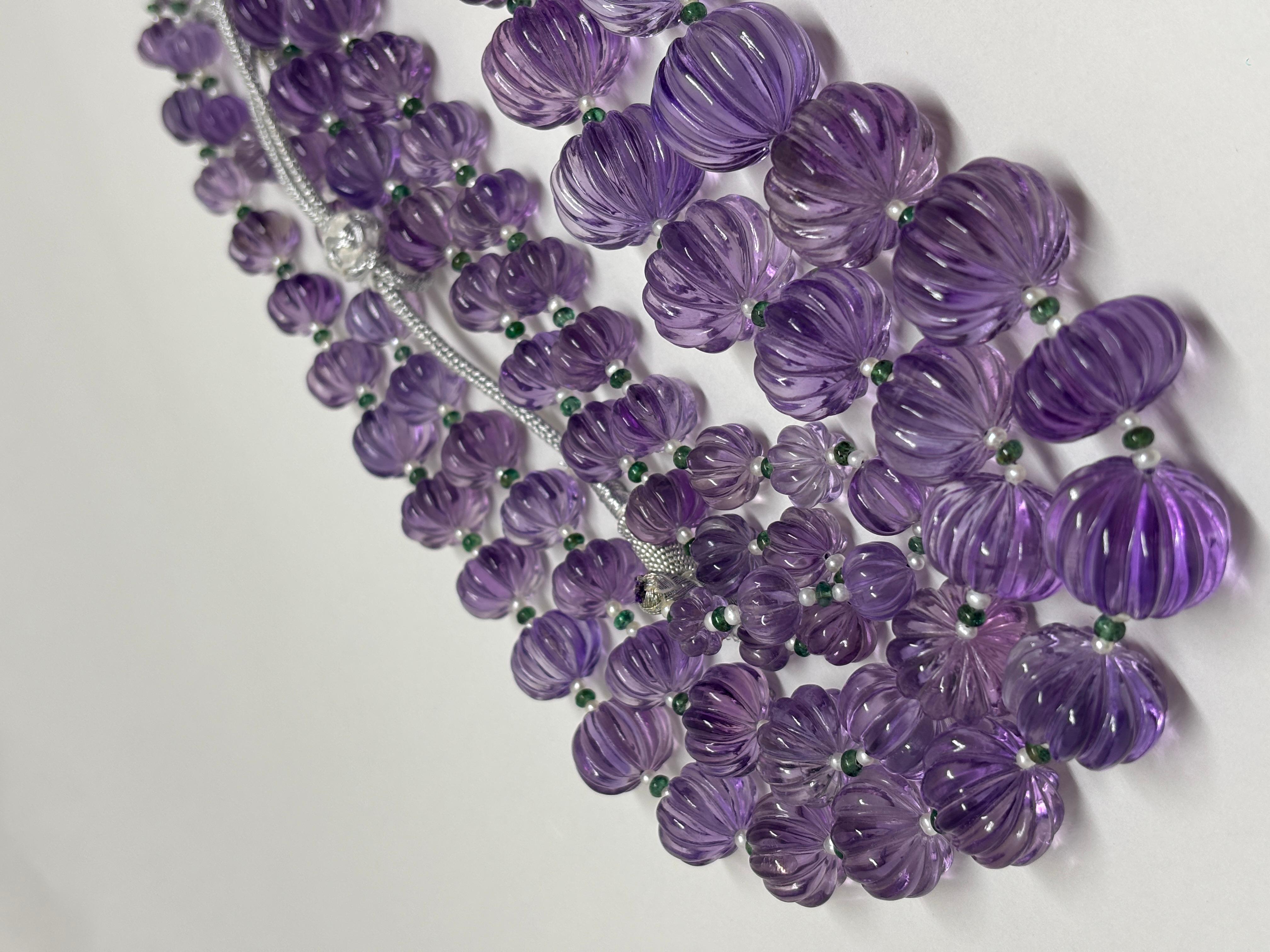 2 linee di perle di ametista intagliate Cts 1421 Collana di perle e smeraldi In condizioni Nuovo in vendita a Hong Kong, HK