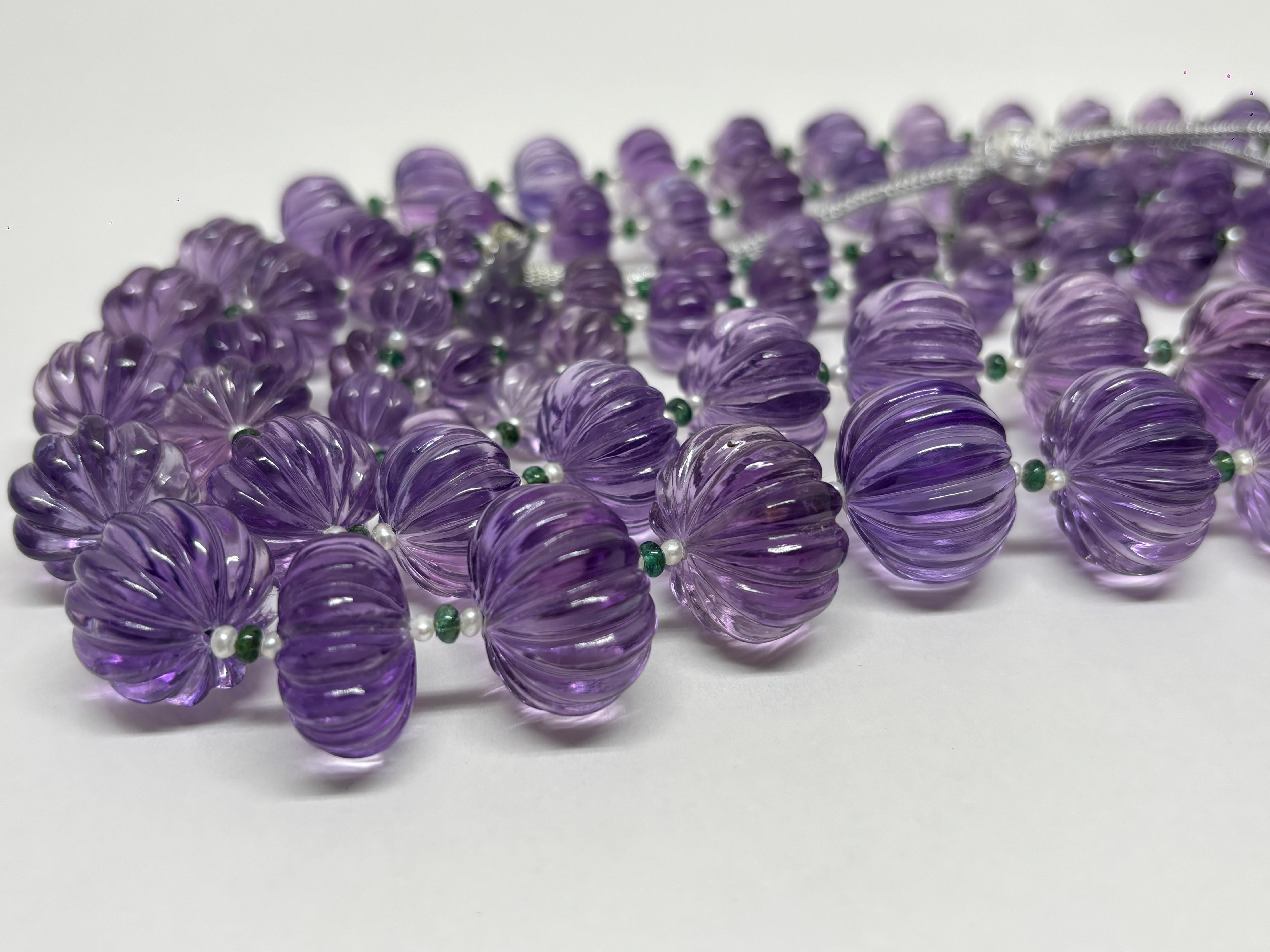 Donna 2 linee di perle di ametista intagliate Cts 1421 Collana di perle e smeraldi in vendita