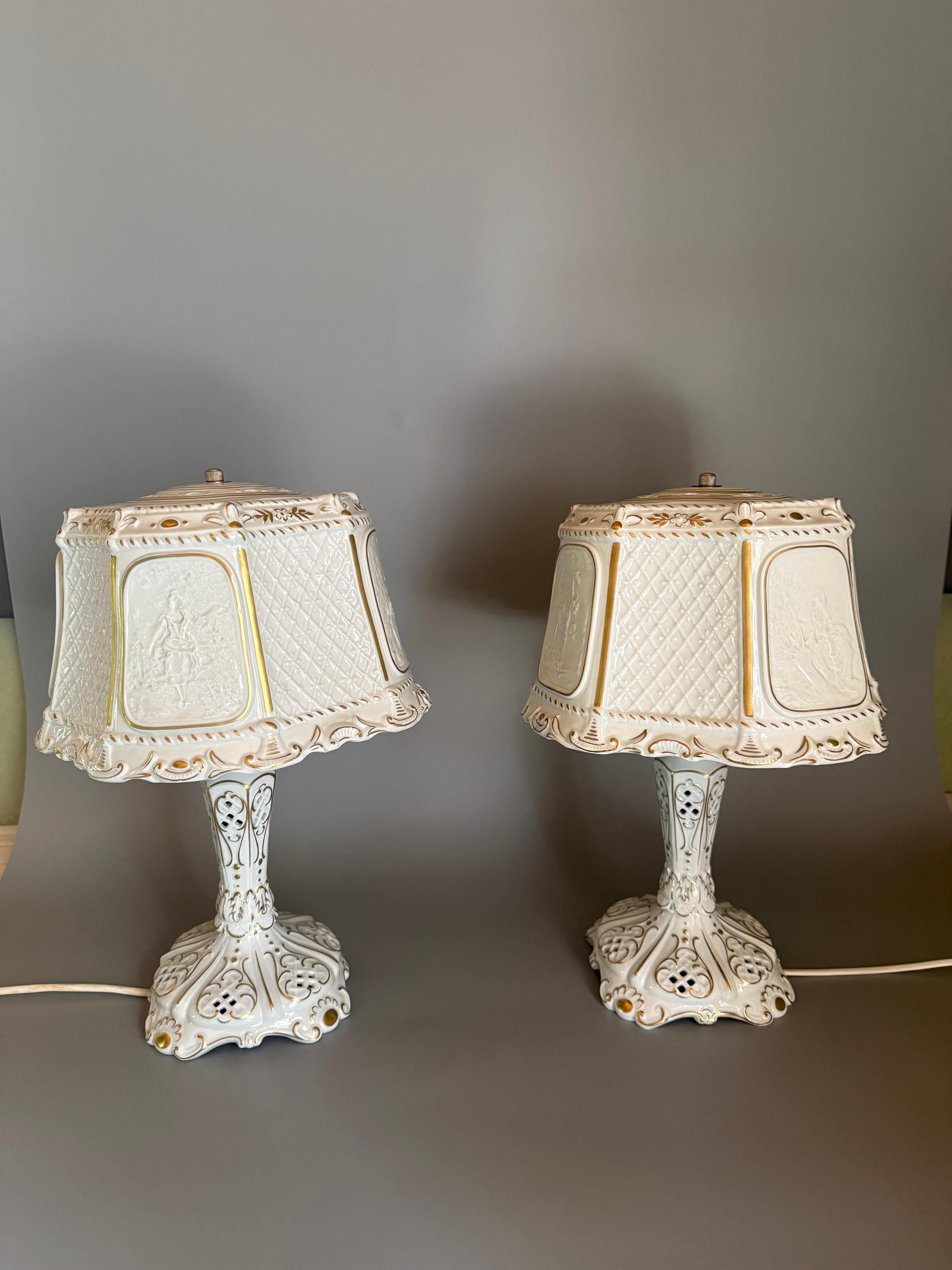 2 Elegante Lithophan-Porzellanlampen, Schierholz, PMP, Plaue, 2. Hälfte des 20. Jahrhunderts,
Ein Lithophan ist eine dünne Platte aus lichtdurchlässigem Material, in der Regel Porzellan, die so geformt wurde, dass sie unterschiedlich dick ist, so