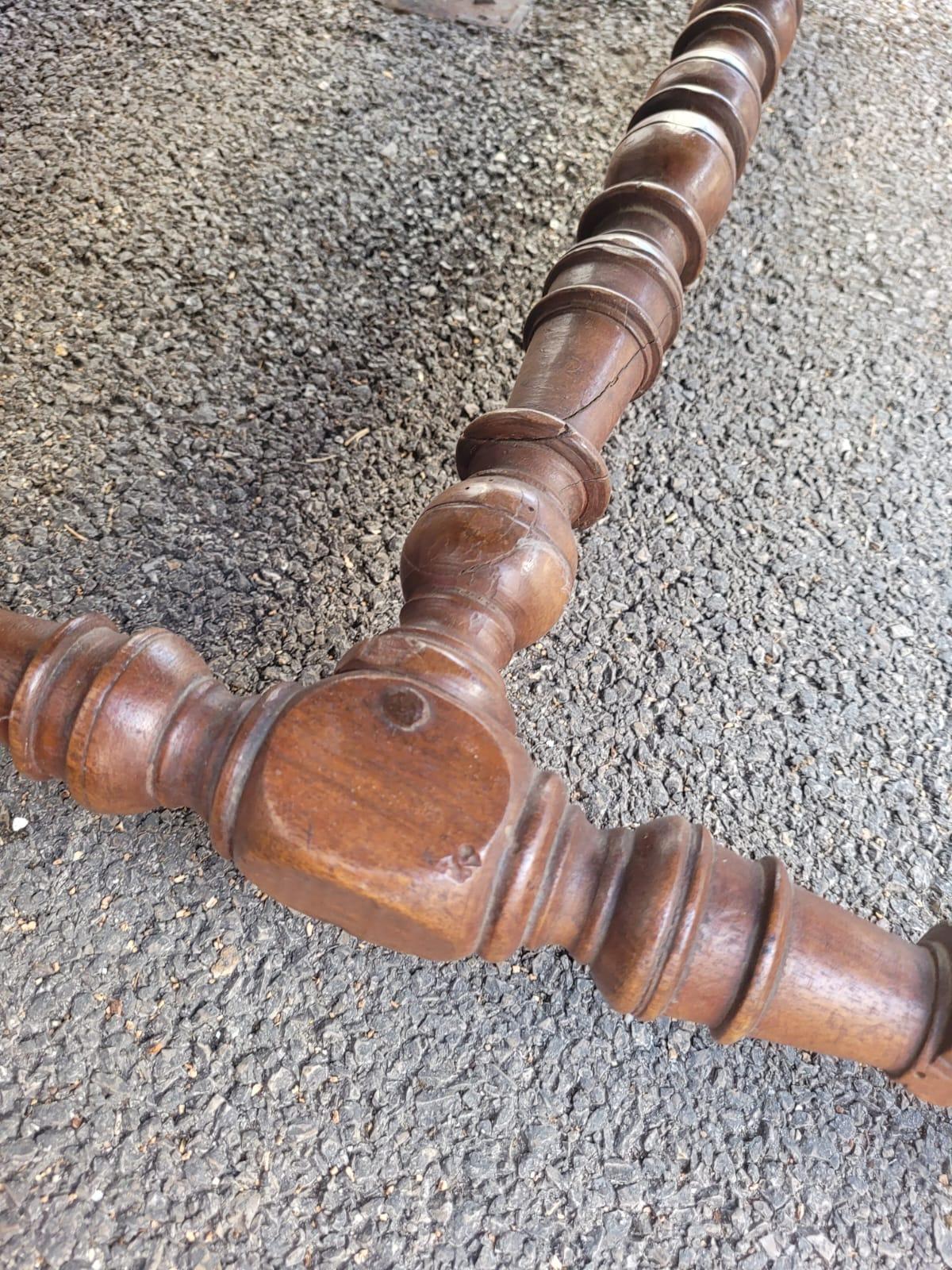 Coppia di poltrone finte in legno intagliato e rivestite di arazzo, periodo Luigi XIII

Arazzi e sedili in condizioni d'uso, usura minore, vecchi restauri - buchi di tarli antichi

Coppia falsa perché ci sono alcune piccole differenze

Altezza dello