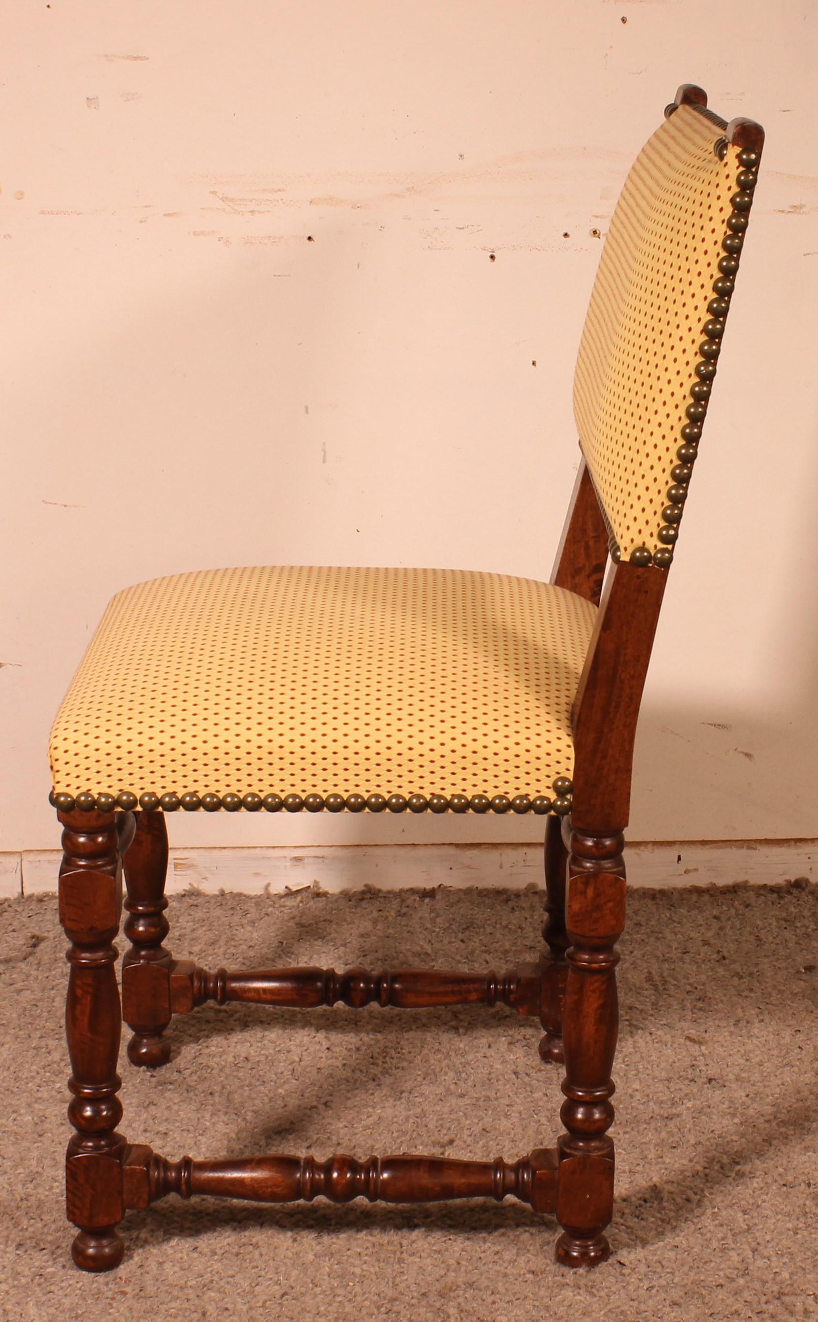 2 chaises de style Louis XIII en noyer en vente 4