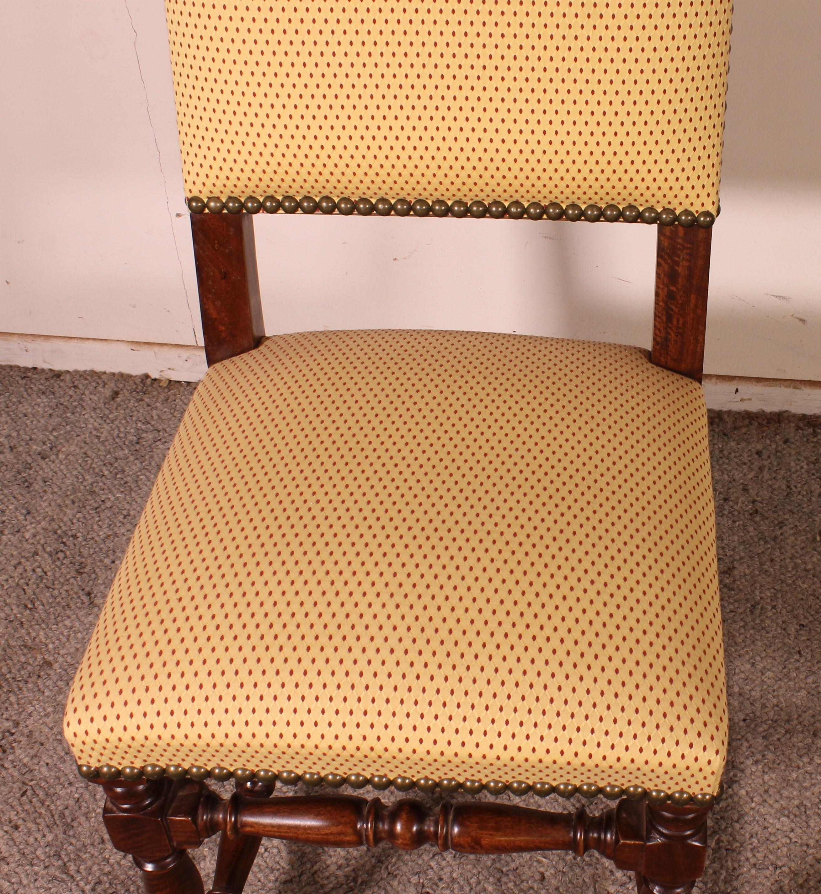 2 chaises de style Louis XIII en noyer en vente 6
