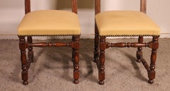 2 chaises de style Louis XIII en noyer