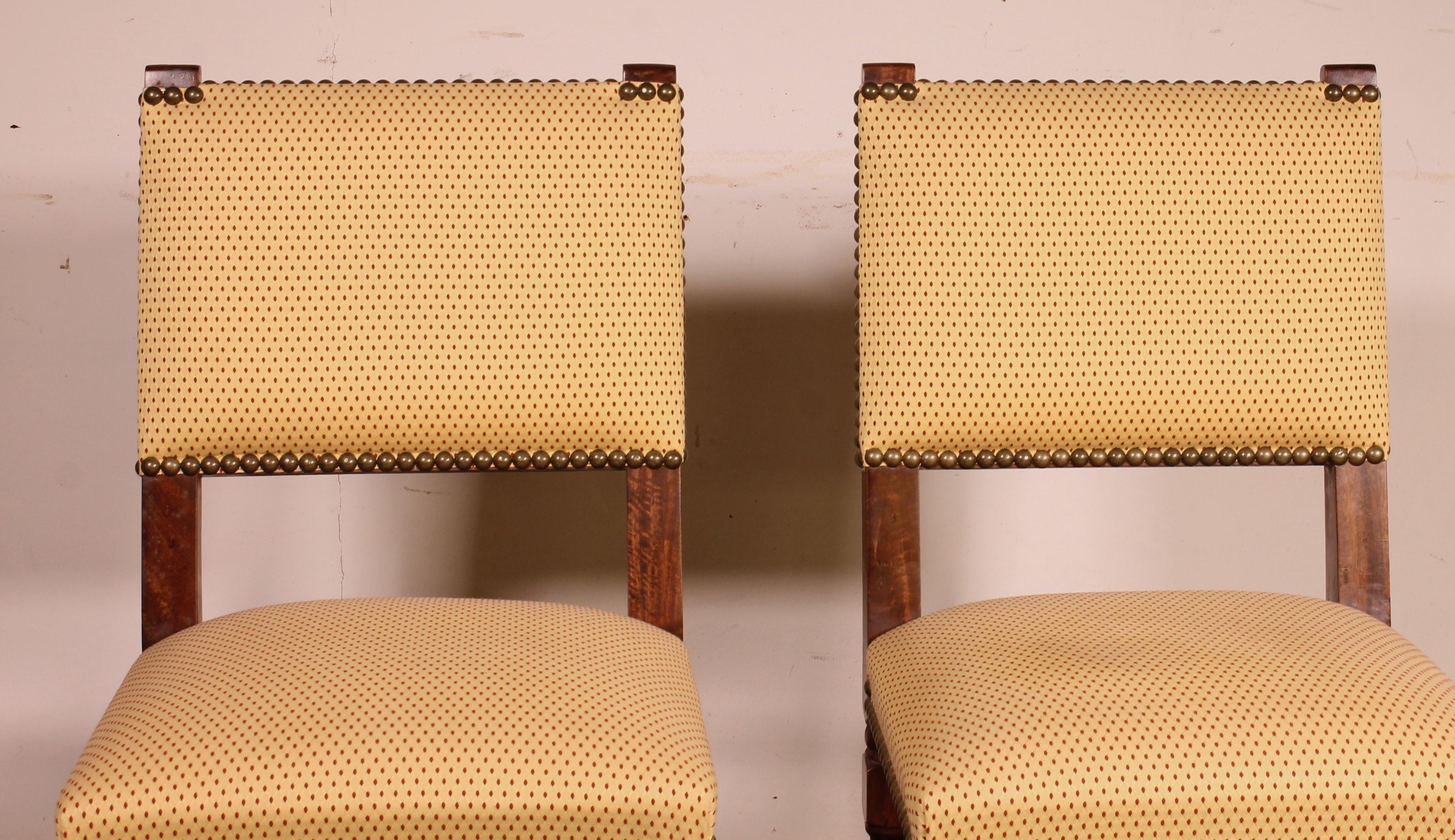 Français 2 chaises de style Louis XIII en noyer en vente