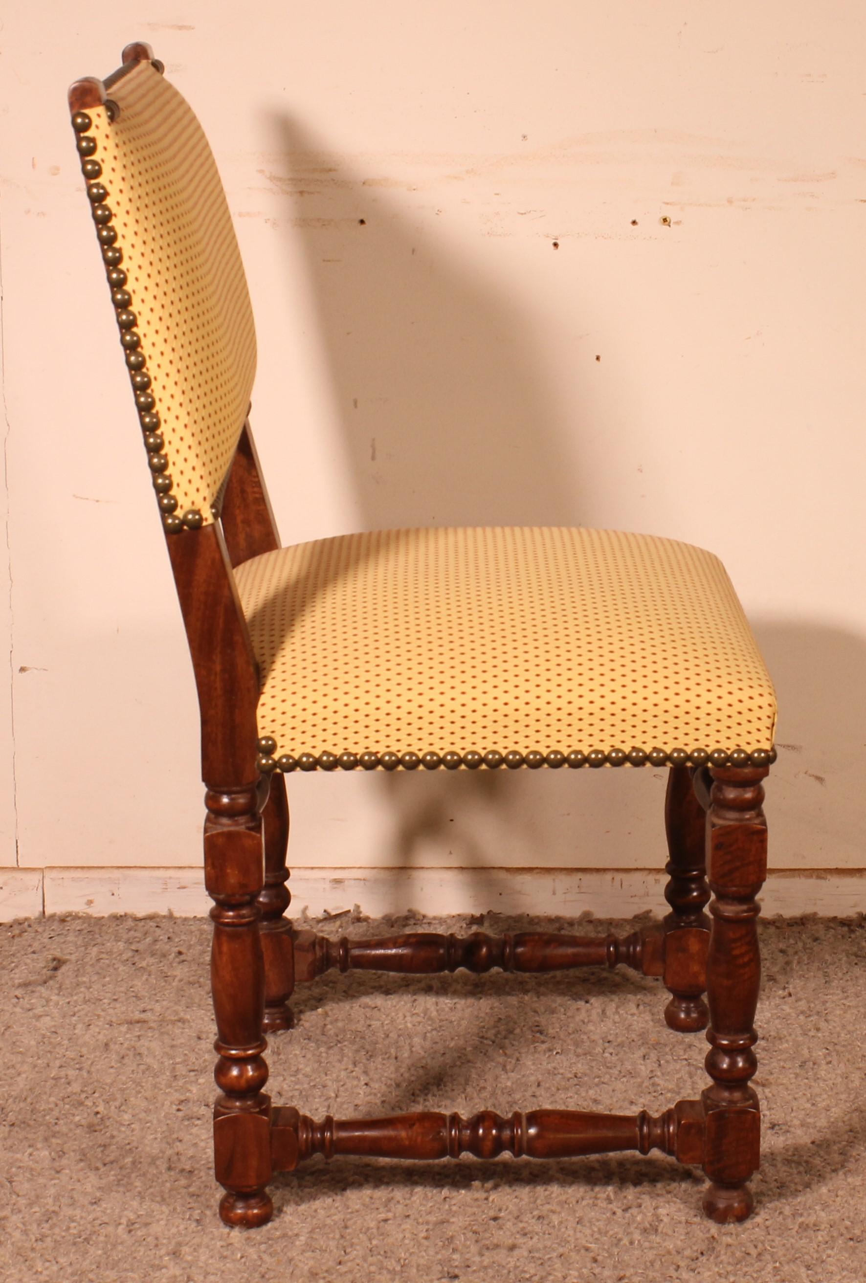 2 chaises de style Louis XIII en noyer en vente 2