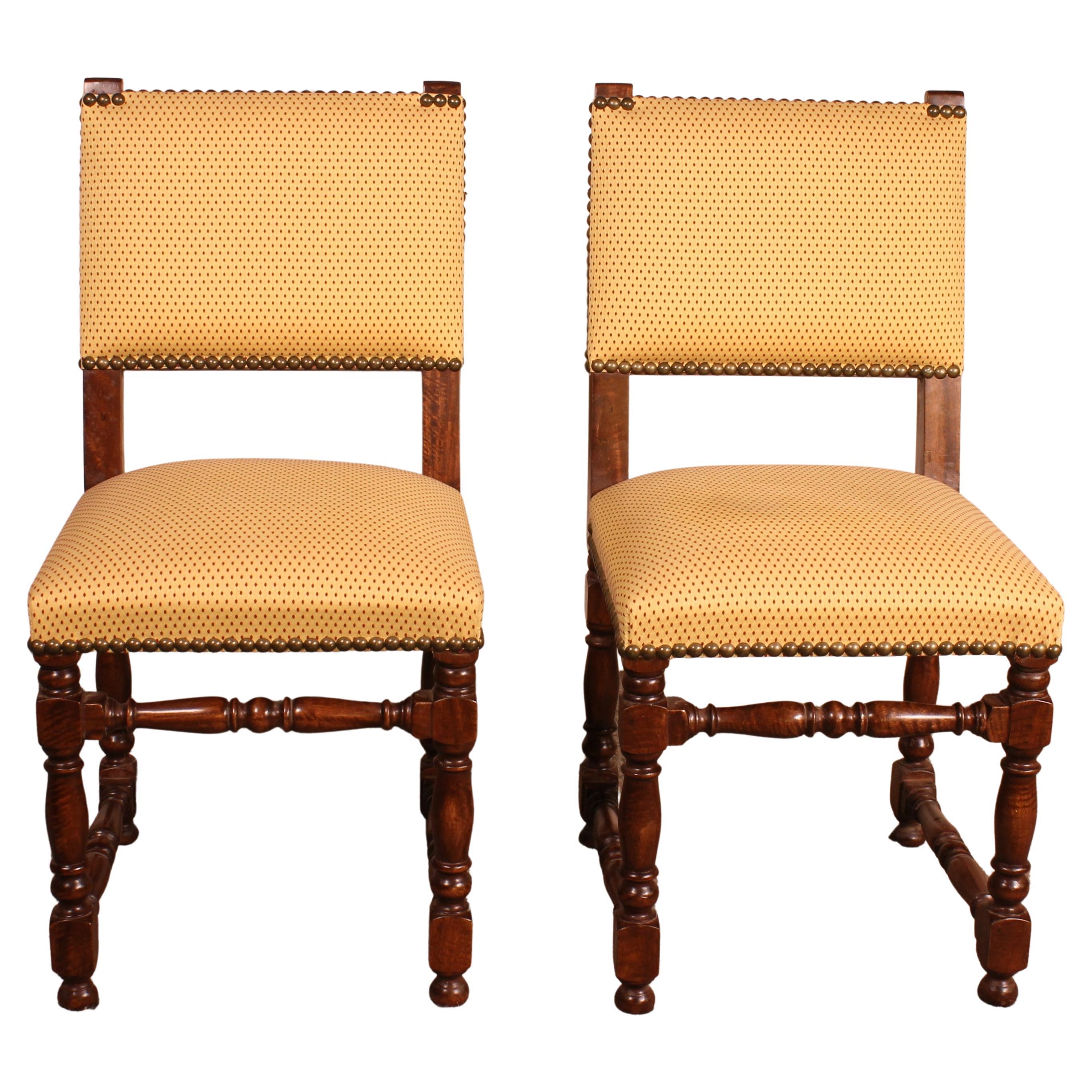 2 chaises de style Louis XIII en noyer