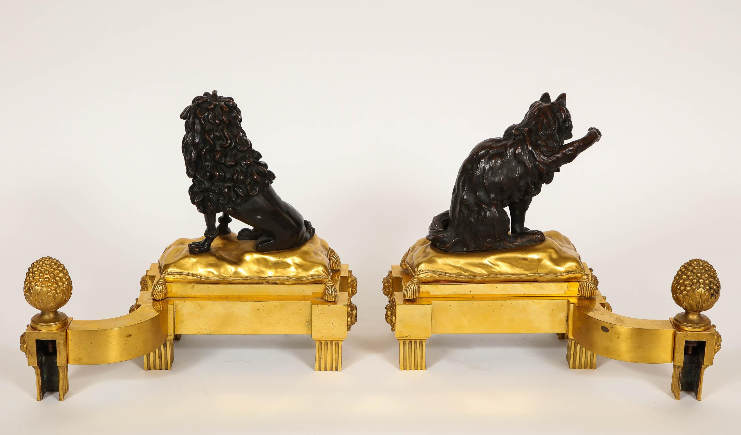 Bronze Paire de chenets Louis XVI en bronze patiné avec chien et chat en bronze doré en vente