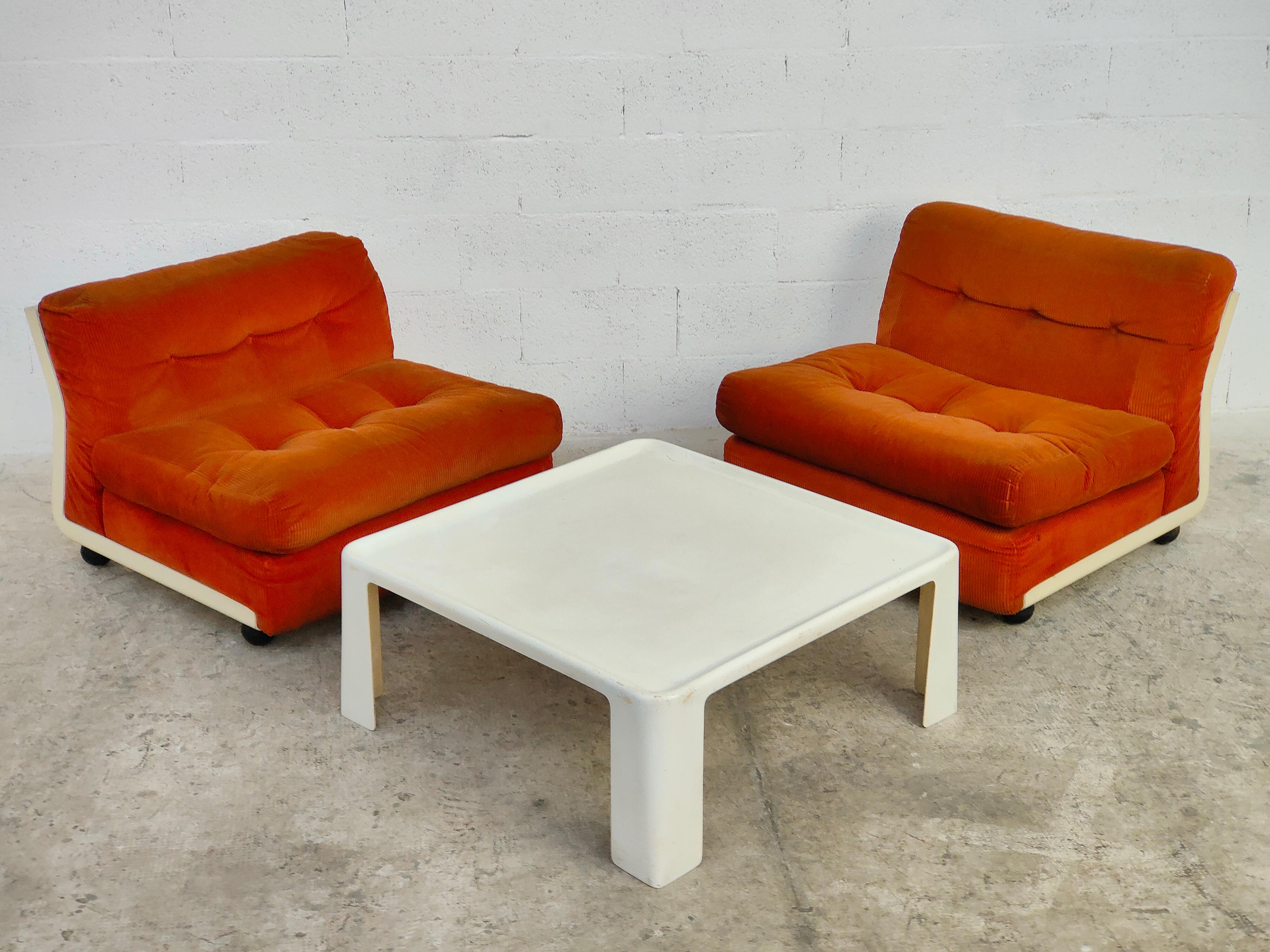 Stunning living room set Amanta composed of 2 lounge chairs and a low table, designed by Mario Bellini and produced by B&B Italia 1970s.
The 