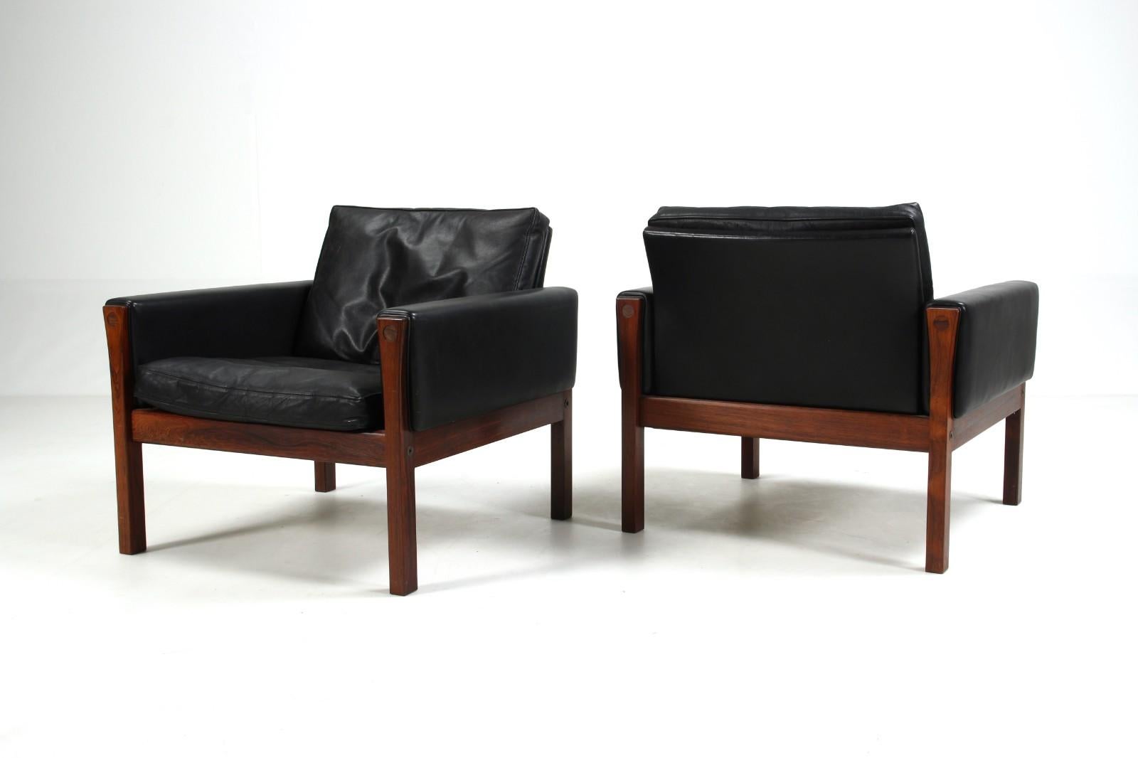 An elegant and sober design by Hans Wegner produced by the Danish manufacturer A.P. Stolen. The clean lines of these armchairs are highlighted by the beautiful rosewood structure and make this model an armchair with vintage charm, but also very