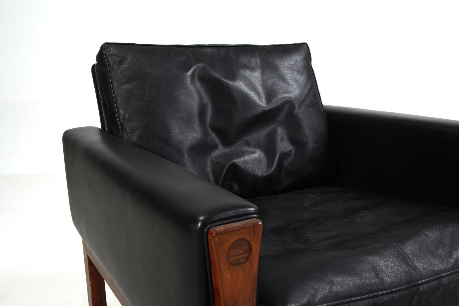 Danish 2 lounge chairs Model AP 62 by Hans J. Wegner For Sale