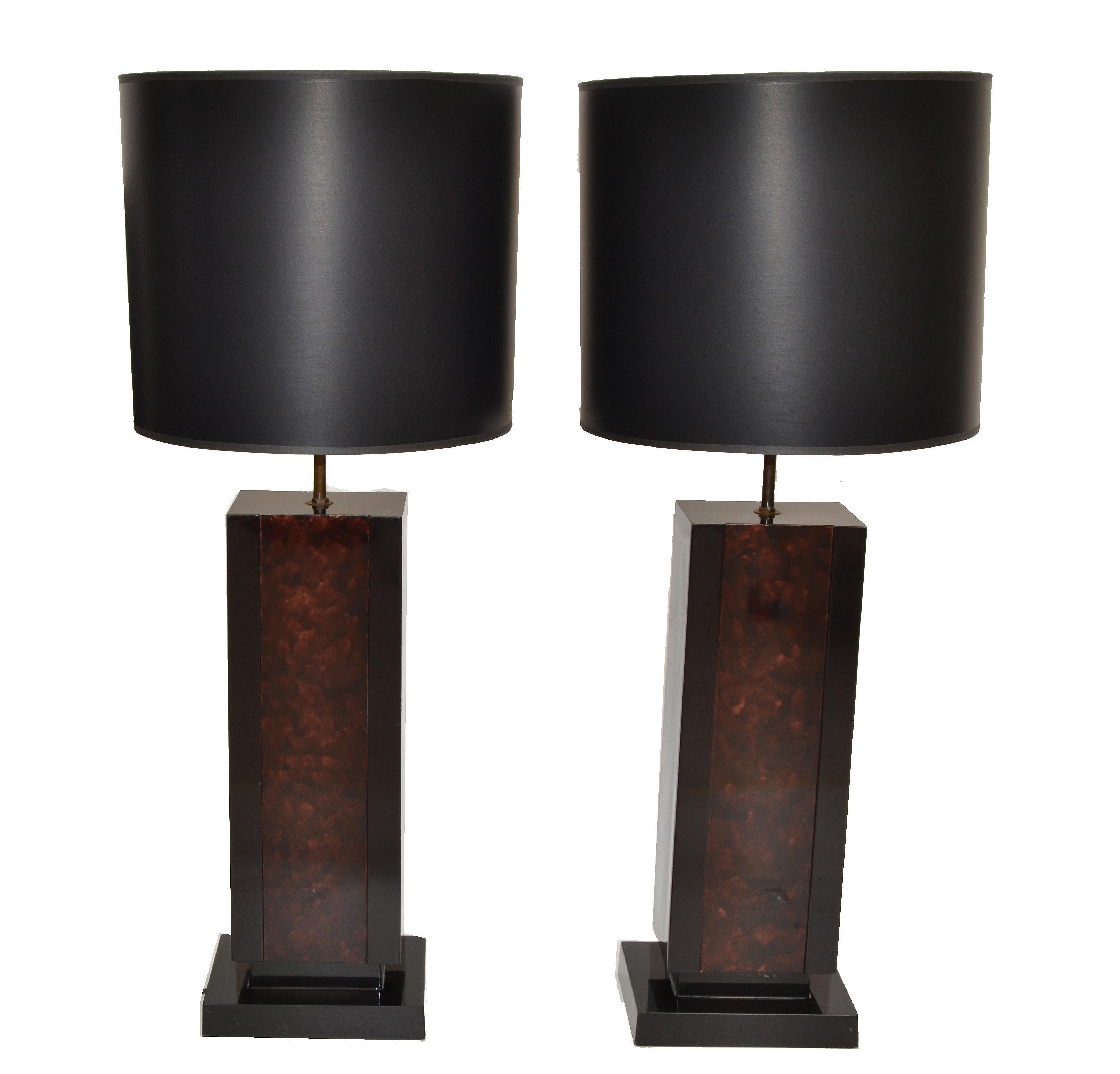 Pair of large and heavy Maison Lancel table lamp in patinated brass and black lacquered wood base.
Decorative Glass in bronze & taupe color in the center.
Harp can be adjusted, it pulls out about 4 inches.
They are in there all original