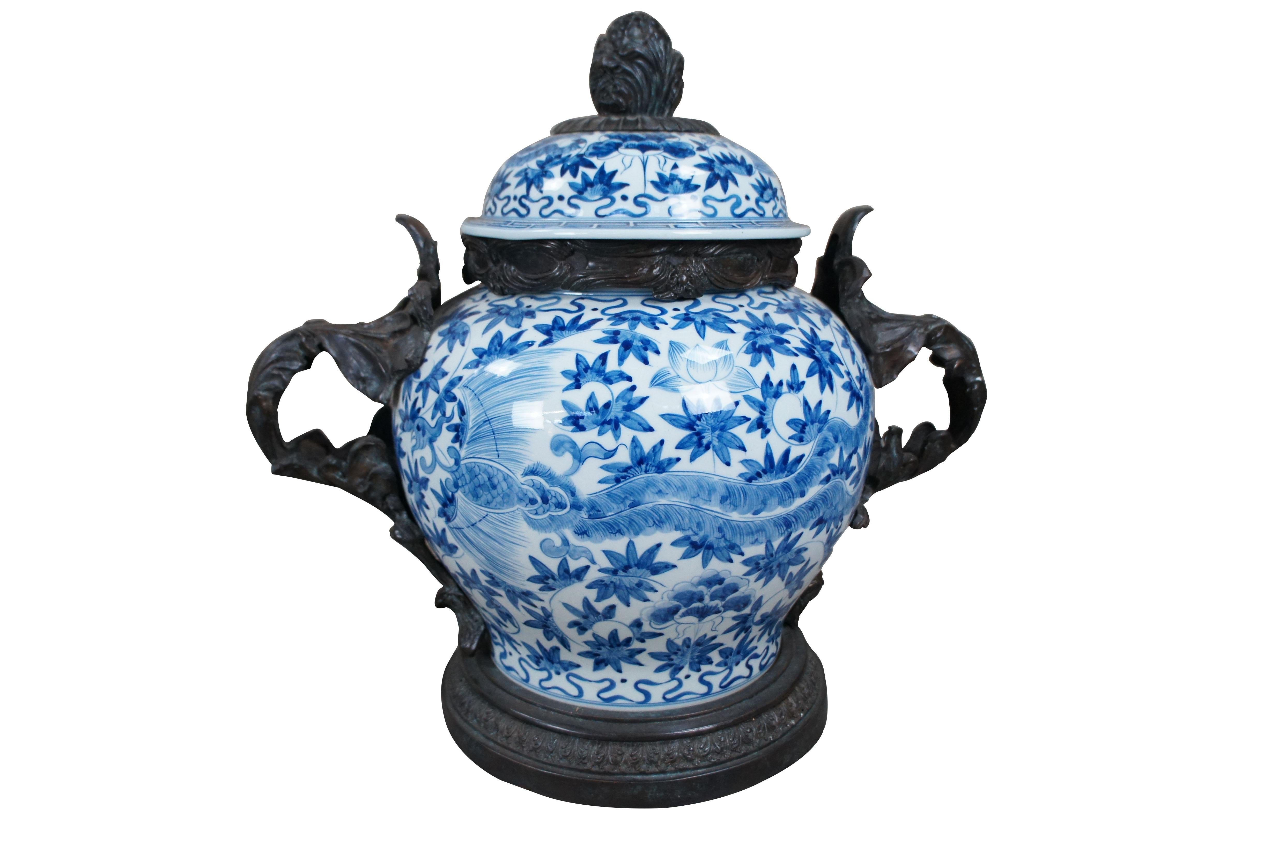 2 Maitland Smith Blue & White Chinoiserie Porcelain Bronze Ginger Jars Urns Pair In Good Condition In Dayton, OH