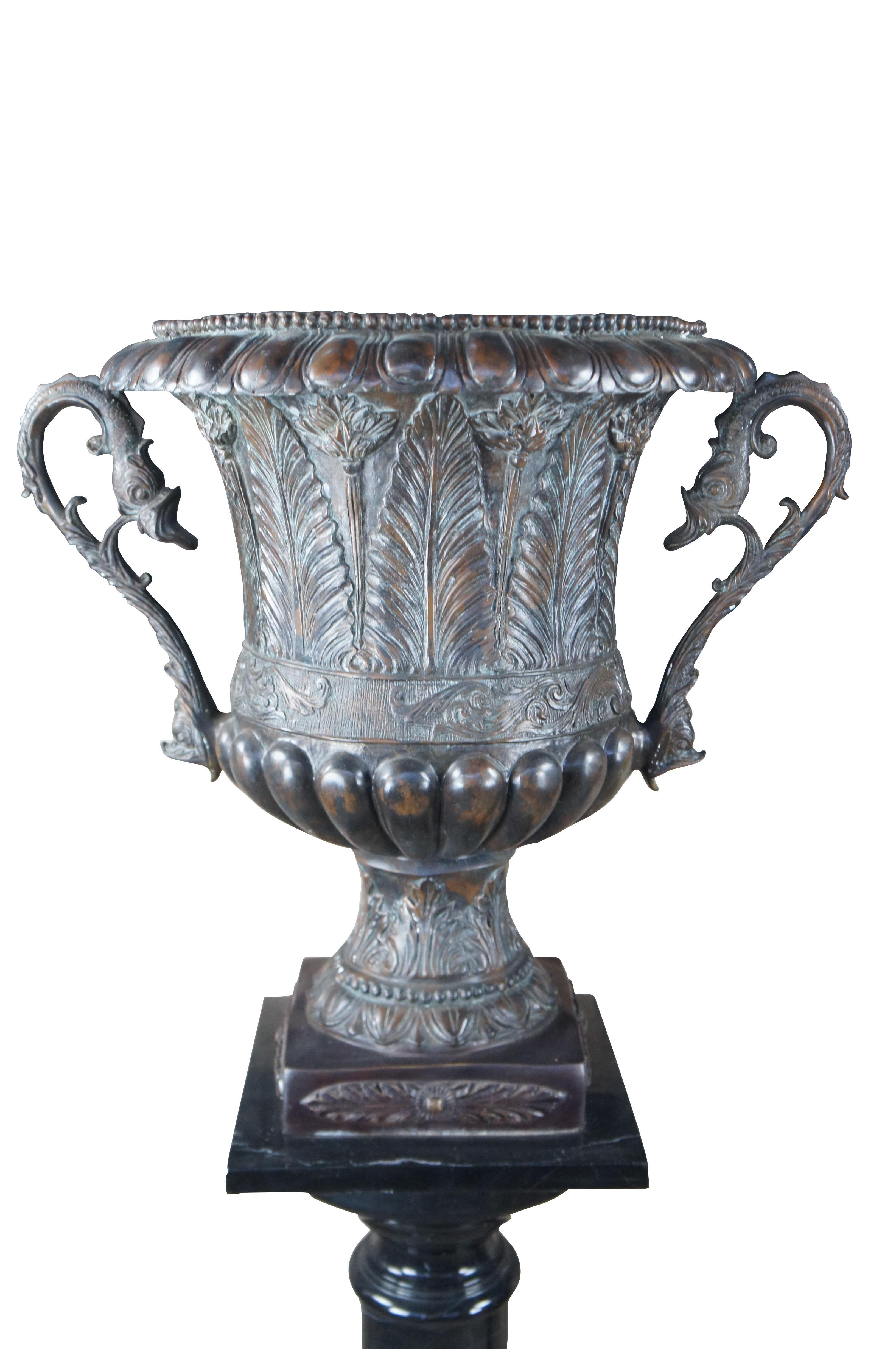 Rare et exceptionnelle paire de jardinières en bronze sur socle en marbre noir faites à la main pour Maitland Smith, vers le dernier quart du 20e siècle. L'urne ou la jardinière d'inspiration néo-grecque / empire français / néoclassique est en