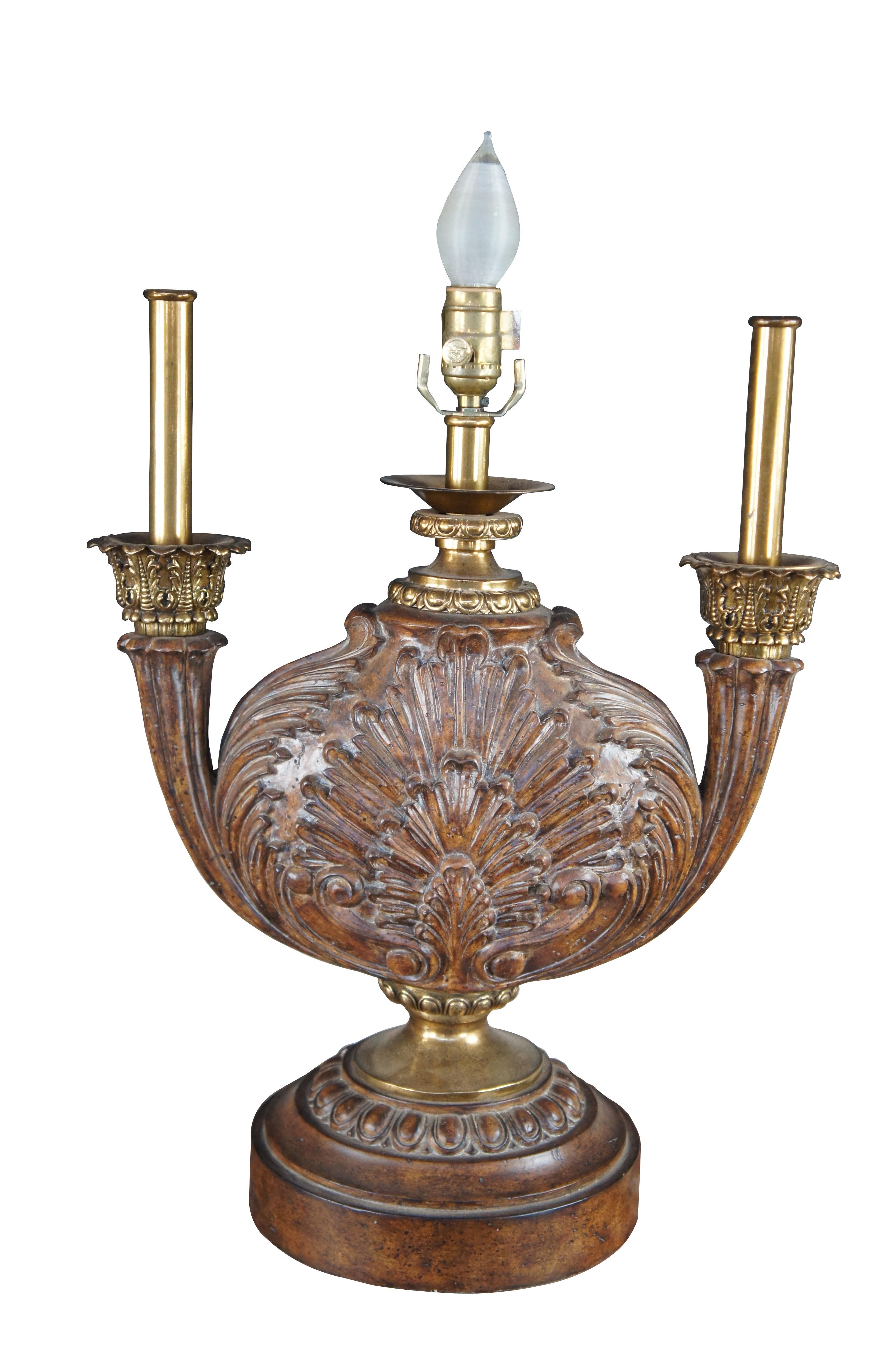 2 Maitland Smith Lámparas bufé neoclásicas de candelabros tallados en acanto 33 Neoclásico en venta