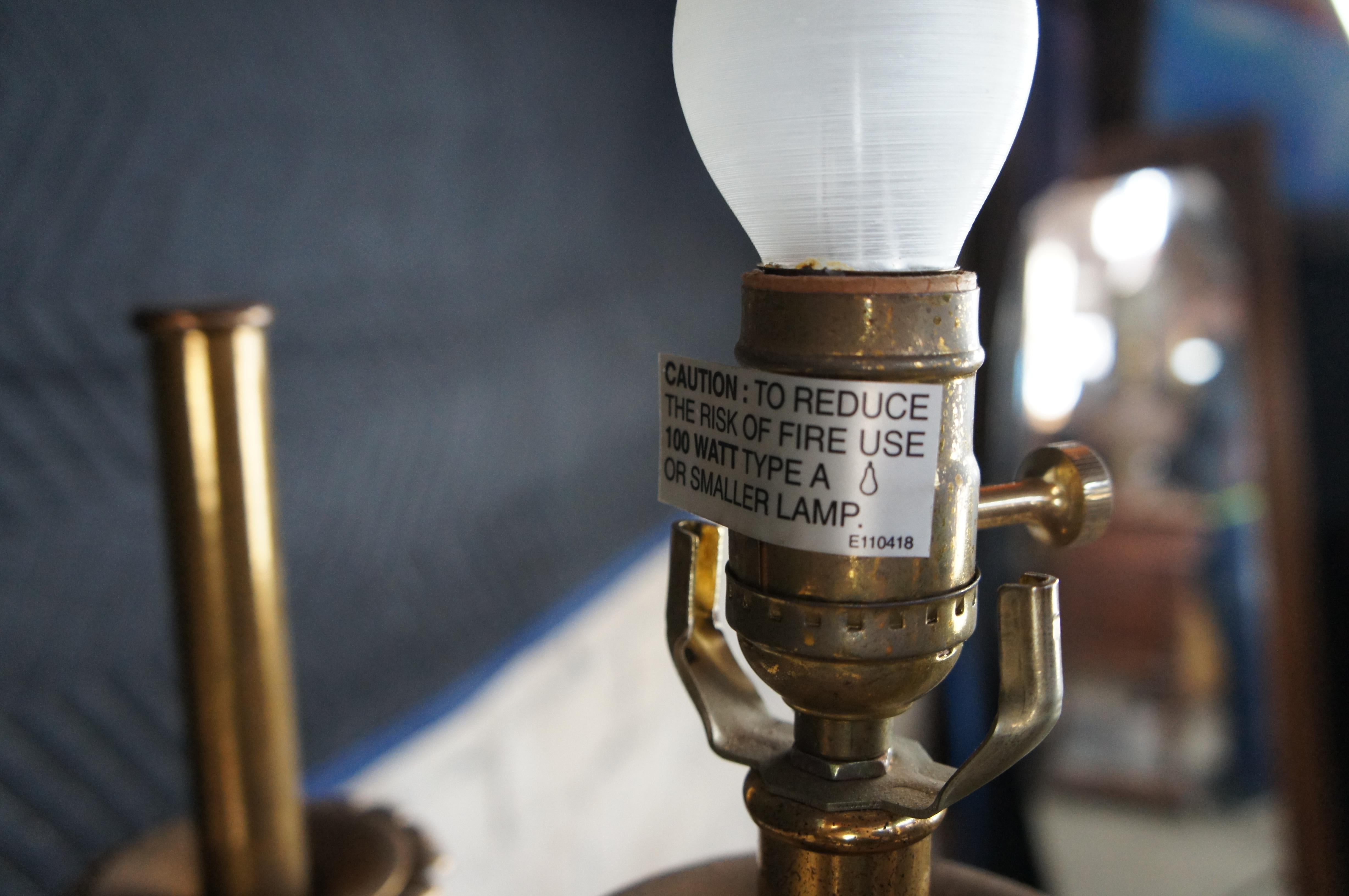 2 Maitland Smith Lámparas bufé neoclásicas de candelabros tallados en acanto 33 Latón en venta