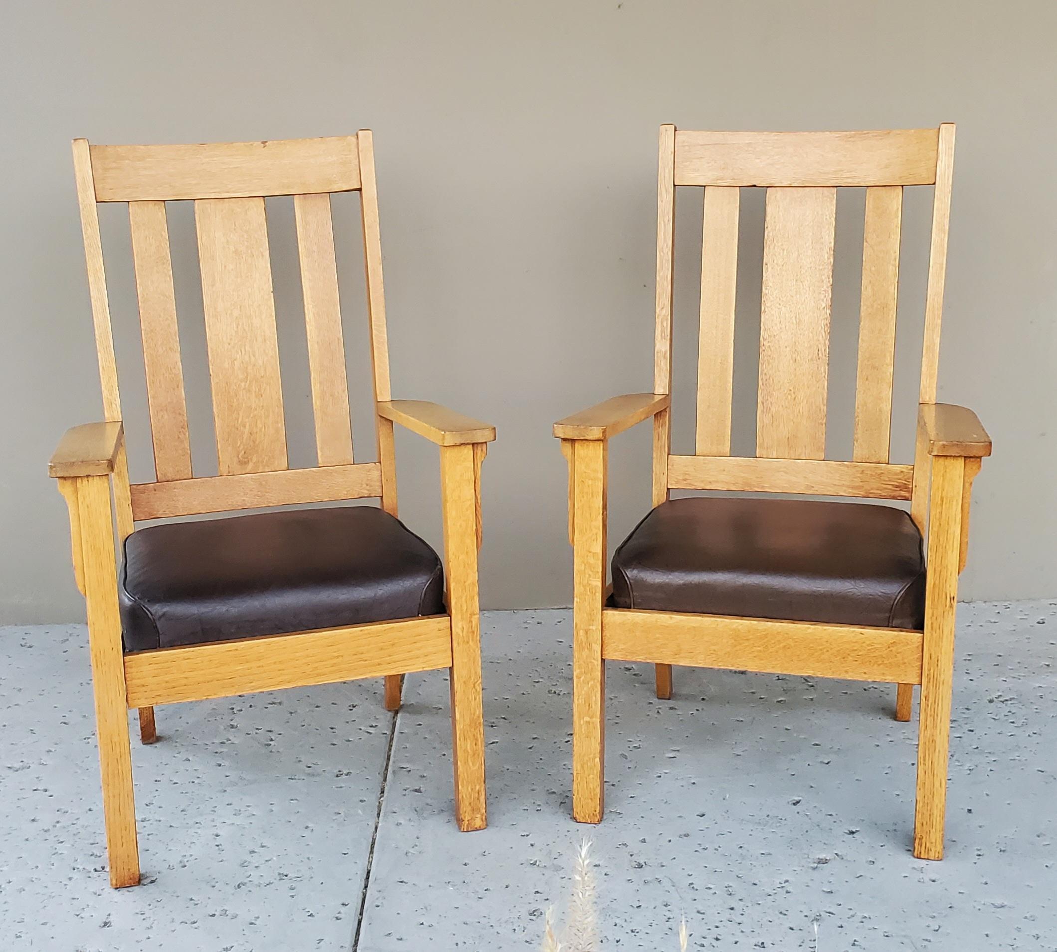 2 Sillones de roble aserrado estilo Misión de 1910 con asientos de cuero extraíbles a juego.
Todo Hecho A Mano Artesanía Fuerte Y Robusta Fabricada En América. 
Hermosos marcos de silla de roble aserrado con hermosas ménsulas de roble para el