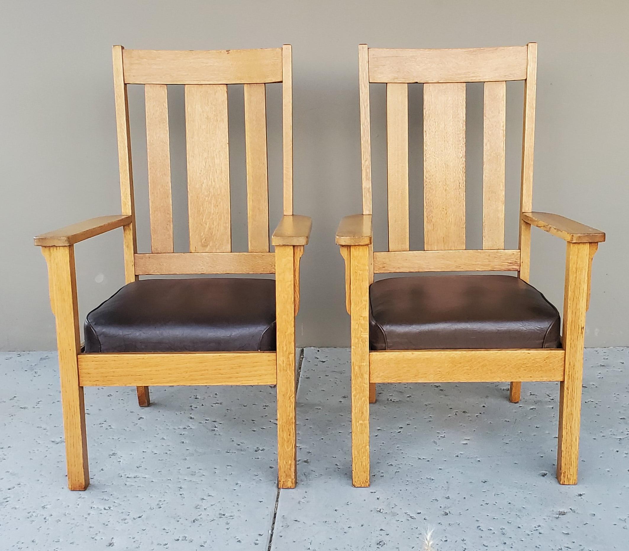 2 sillones a juego de roble aserrado de la Misión de 1910 y asiento de cuero desmontable principios del siglo XX en venta
