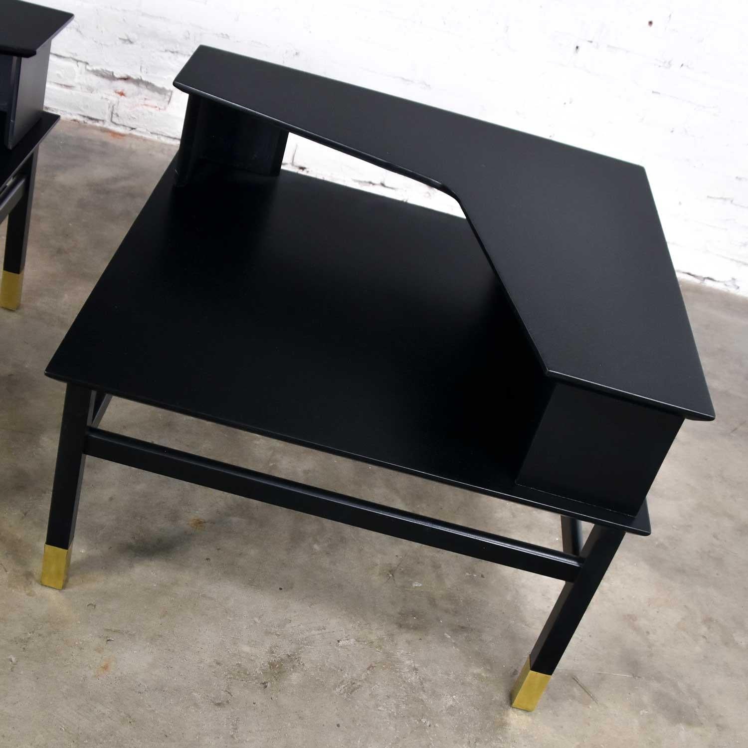 Américain 2 tables d'appoint d'angle Founders de MCM Sabots en laiton noir Coronado Grp Luther Draper  en vente