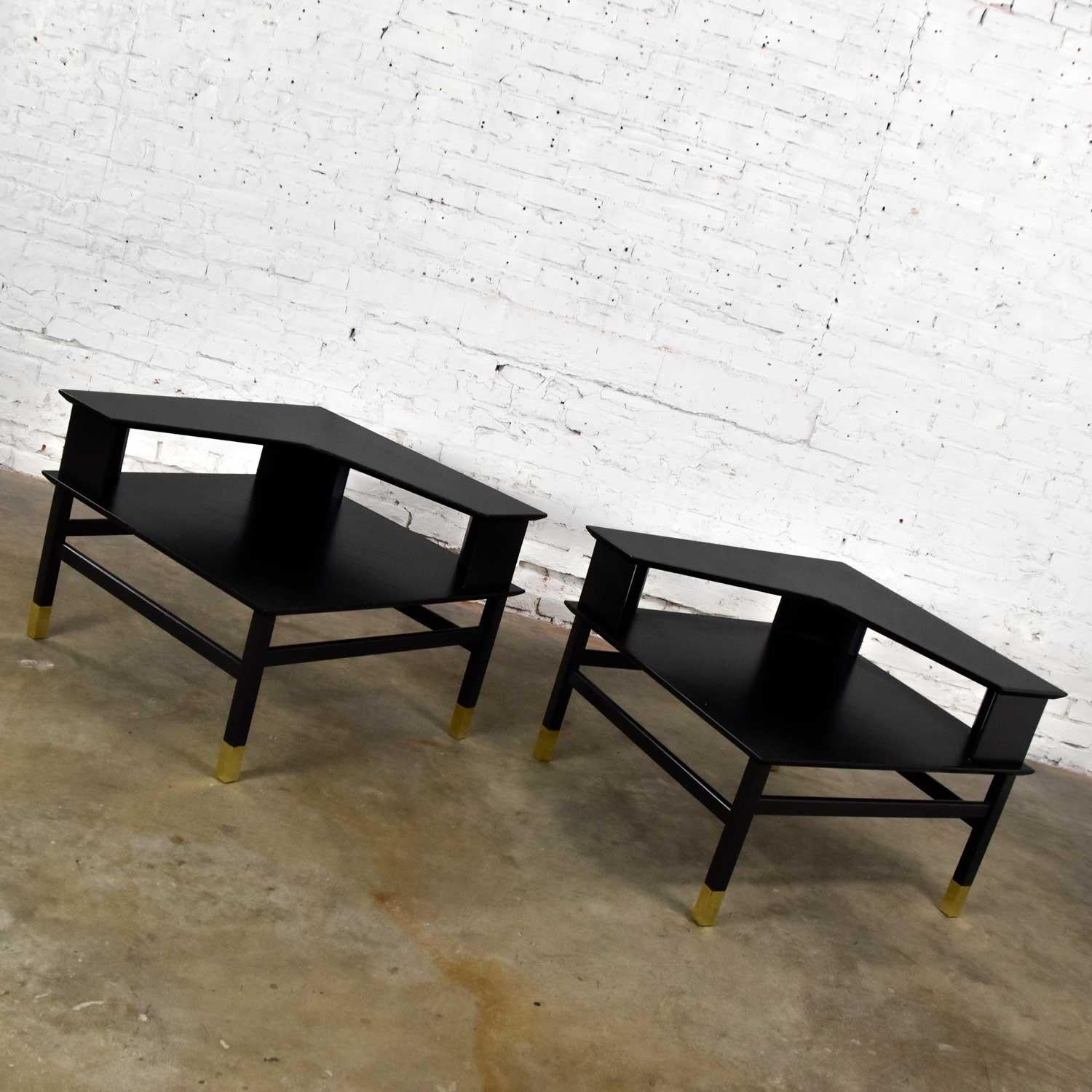 2 tables d'appoint d'angle Founders de MCM Sabots en laiton noir Coronado Grp Luther Draper  en vente 1