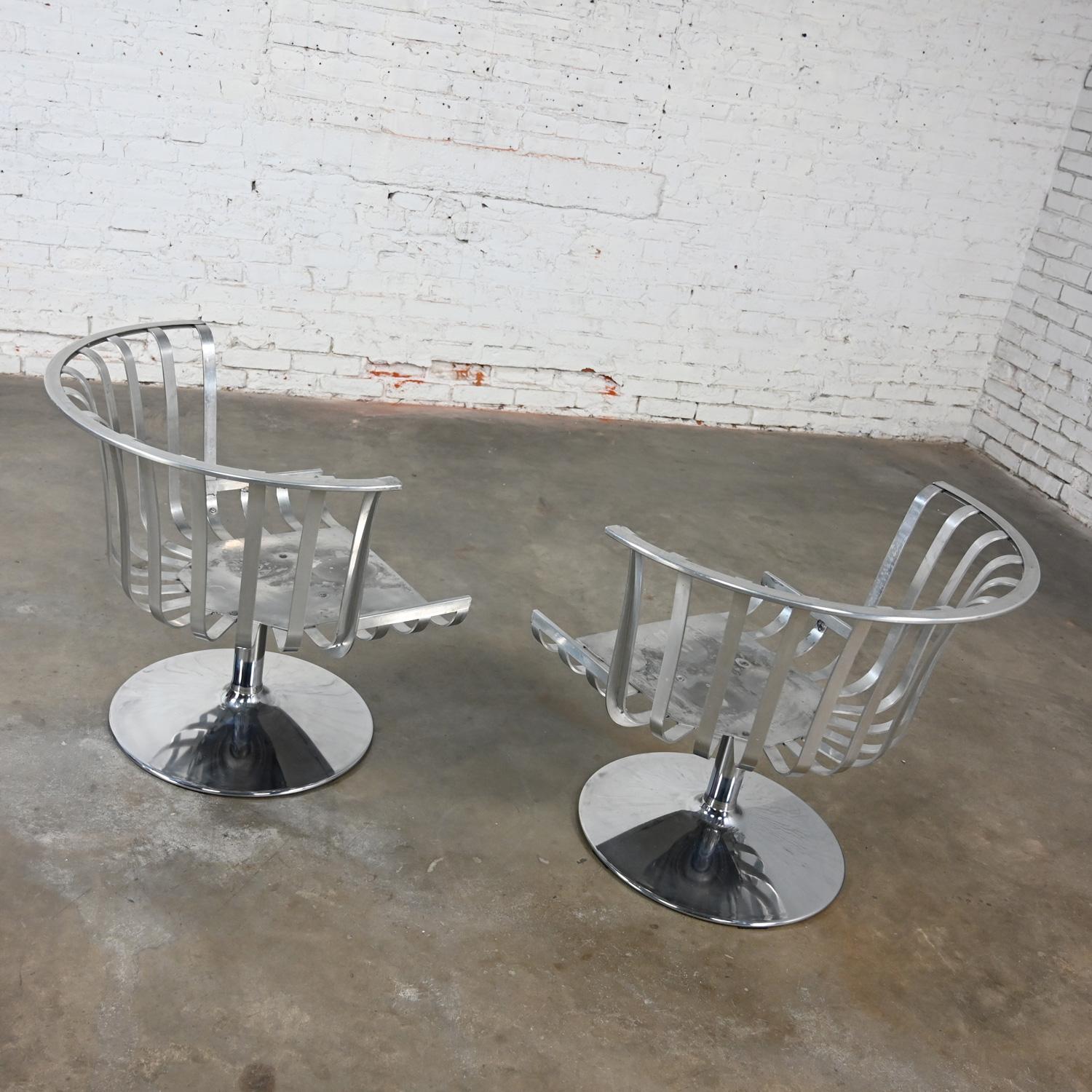 2 chaises longues pivotantes MCM en aluminium poli et base en tulipe chromée de Woodard en vente 4