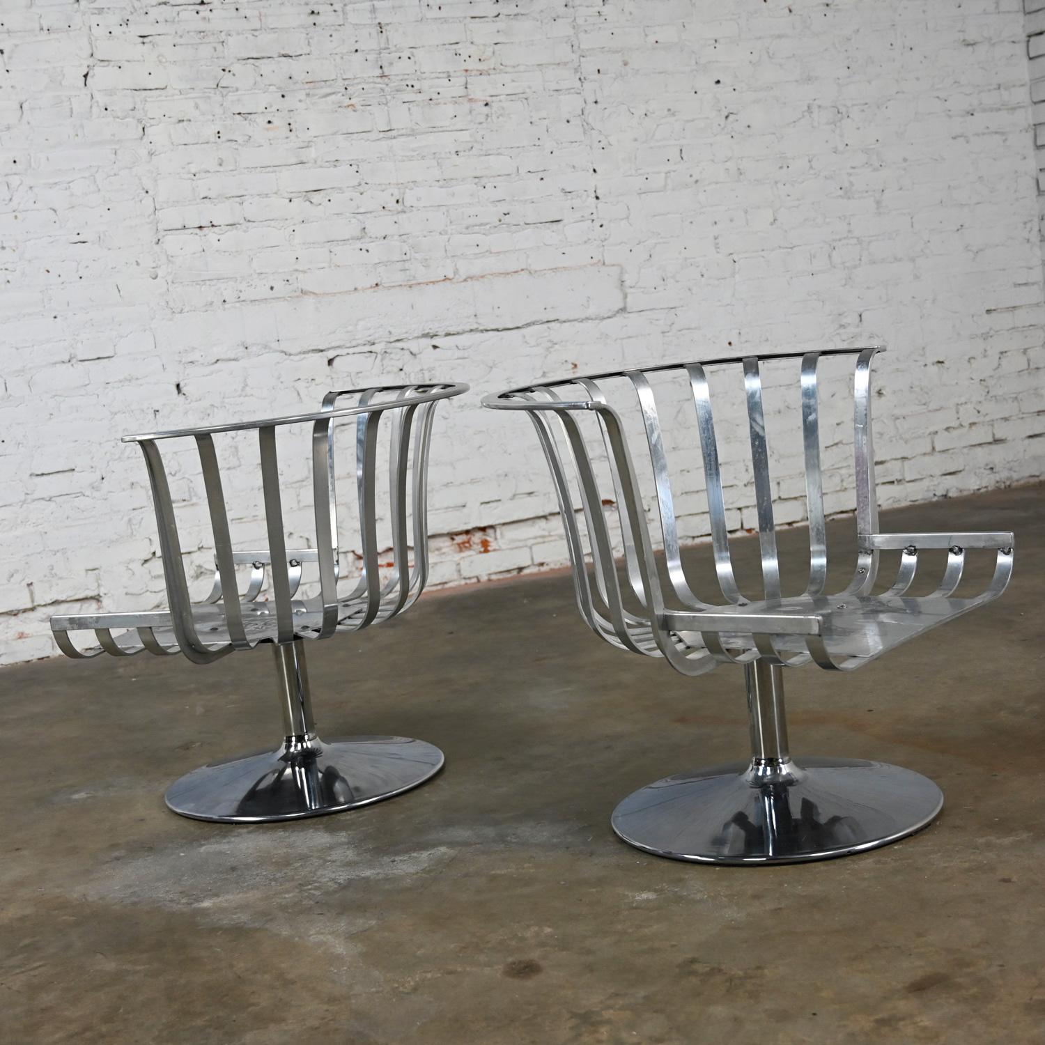 Américain 2 chaises longues pivotantes MCM en aluminium poli et base en tulipe chromée de Woodard en vente