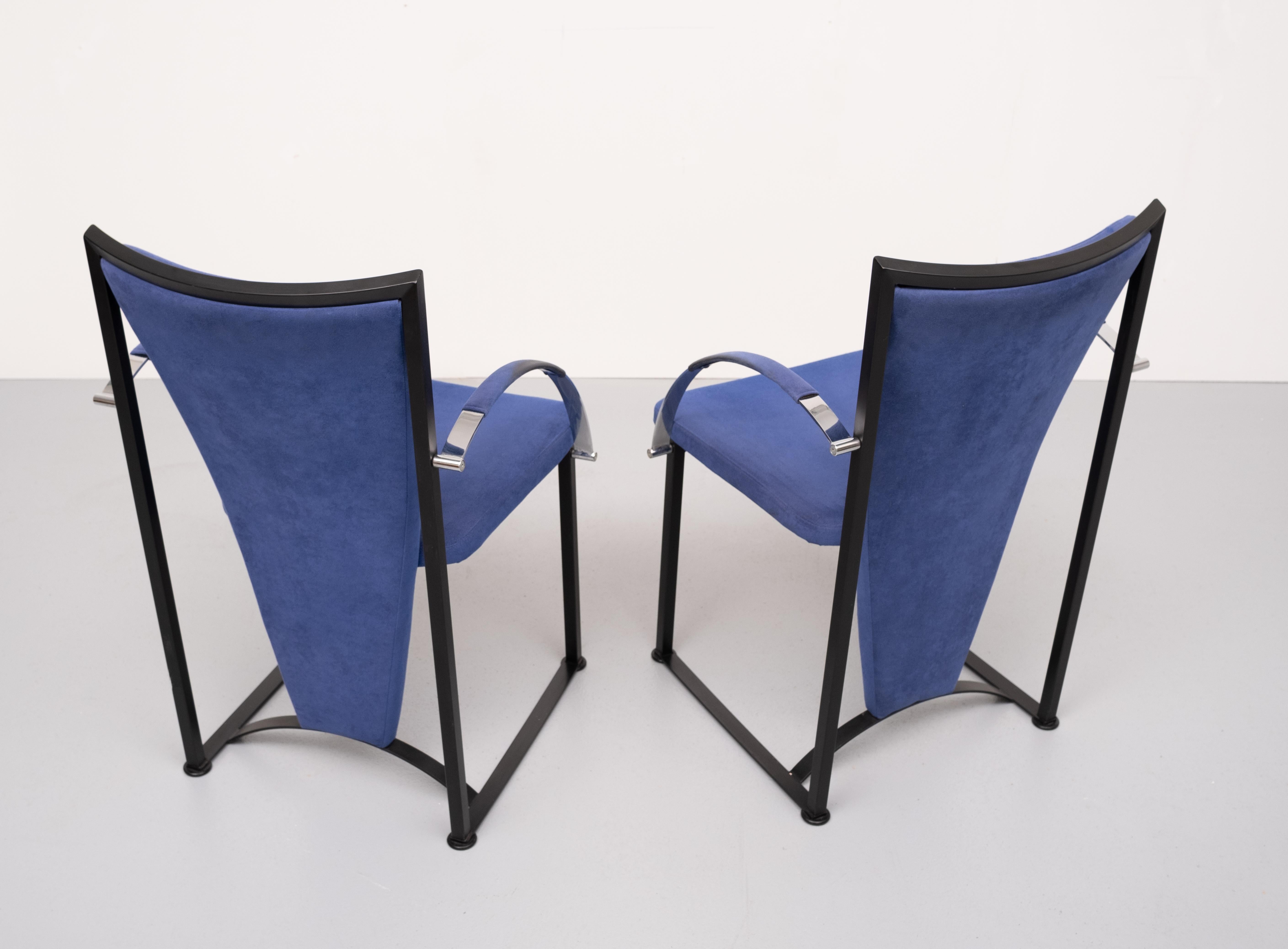 2 Memphis style armchairs. Black metal frame. Chrome steel armrest, Blue Alcatara
upholstery. 1980s good quality chairs. Some wear on the armrests. ''see photos ''
Overall in good condition.