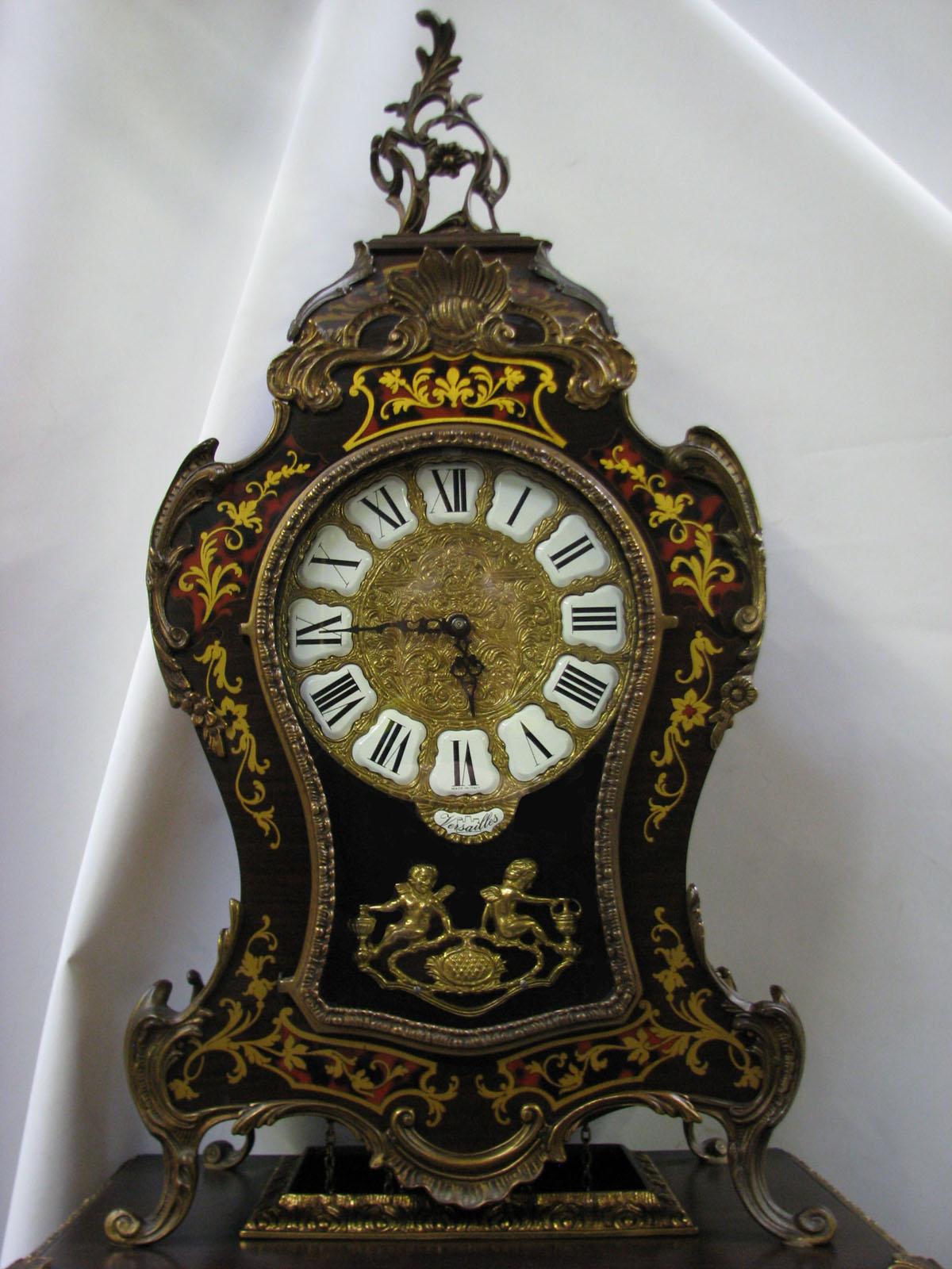 A prestigious and extremely effective, almost 2-meter high Boulle clock on a column.
Excellent replica, made in the second half of the 20th century with the utmost attention to historical details,
in Boulle technique and style, which is the most