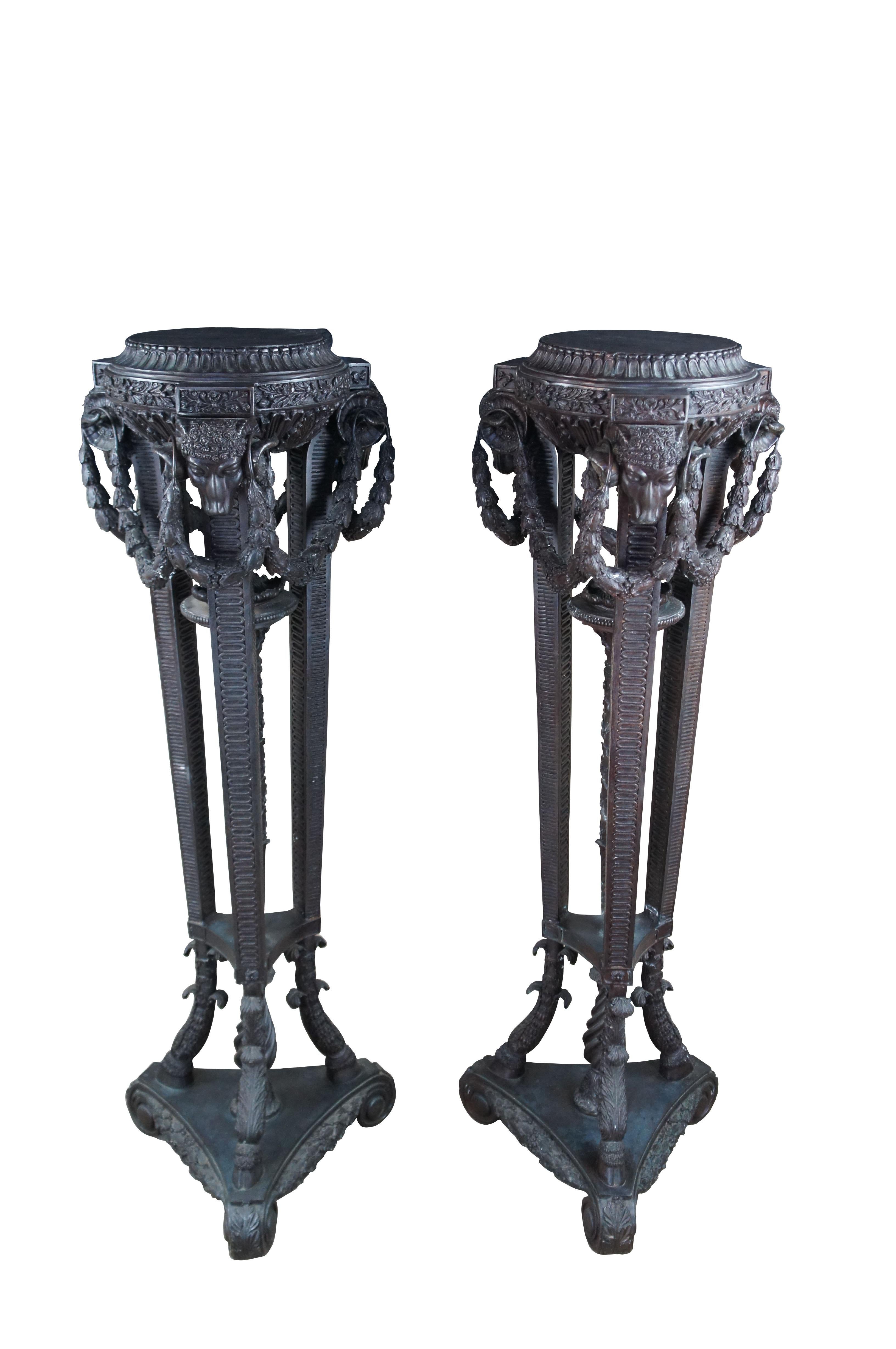 Paire monumentale de sculptures en bronze à tête de bélier de style néoclassique français, piédestaux ou supports de plantes par Metropolitan Galleries. Coulée selon la méthode traditionnelle de la cire perdue pour le bronze. Cette méthode de fonte