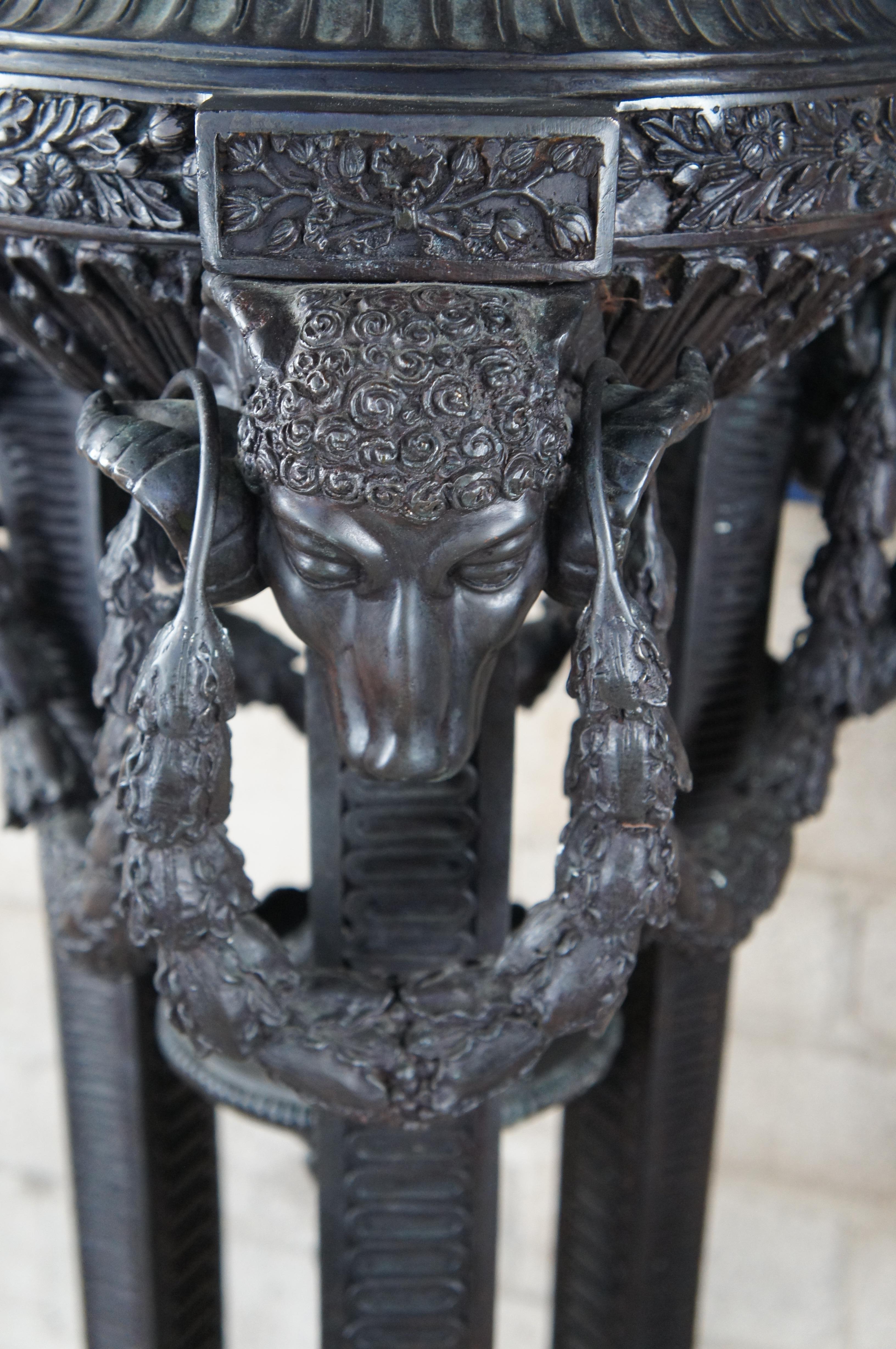20ième siècle 2 Metropolitan Galleries Neoclassical Bronze Rams Head Sculpture Pedestals Stand en vente