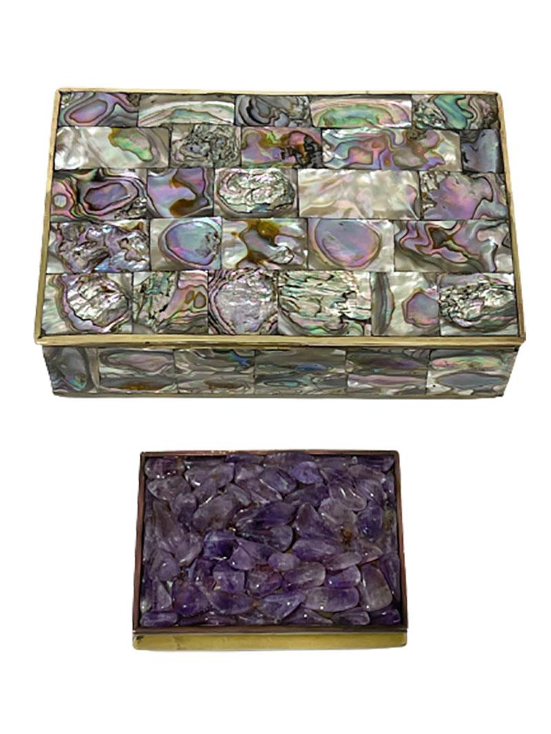 2 cajas mexicanas de latón, años 60

Cajas de latón con concha de Abulón y piedras de Amatista
2 Cajas rectangulares con interior de palisandro con tapa abatible y 1 con partes cuadradas de concha de abulón recubiertas por arriba y por los lados,
