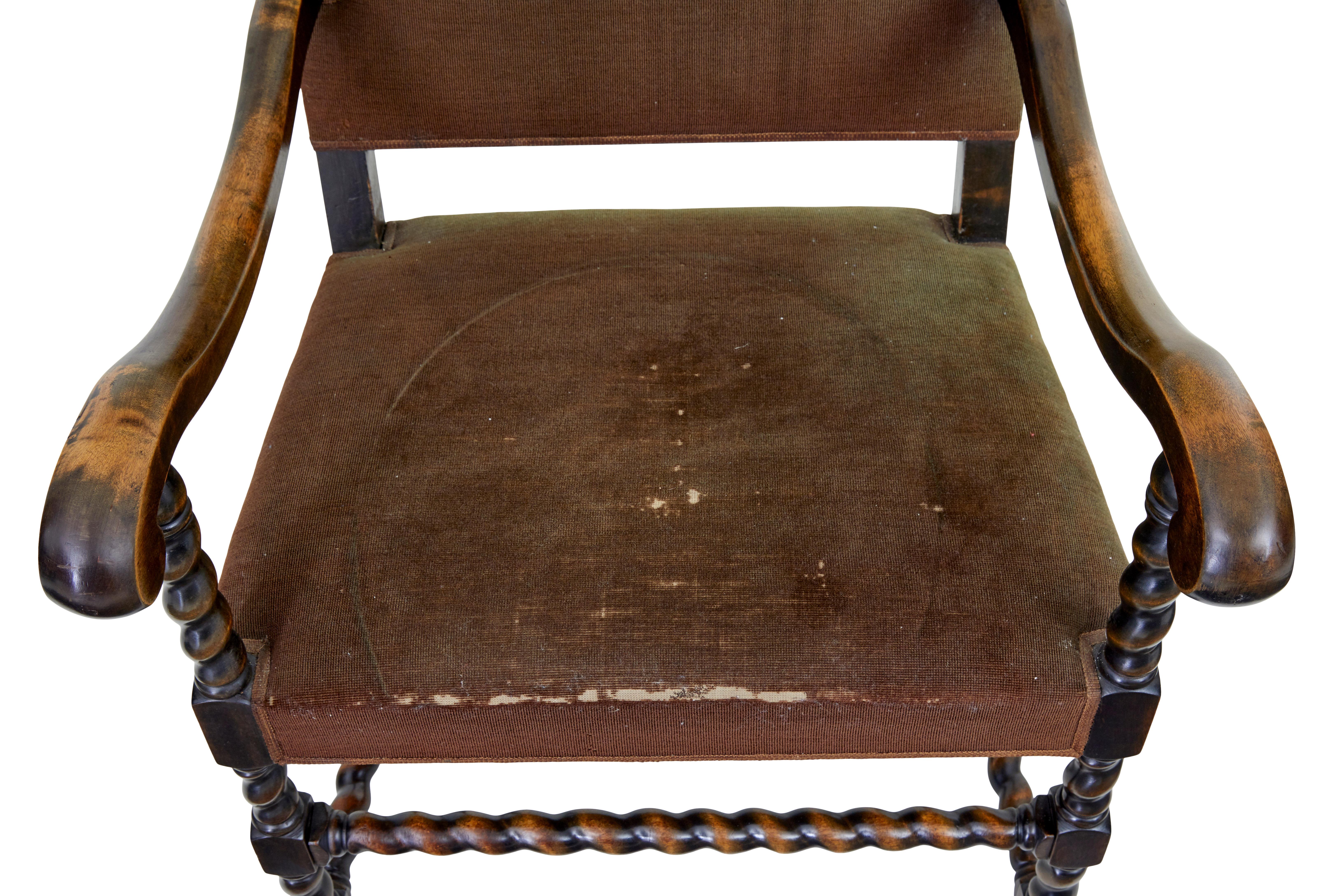 Nous avons ici une chaise simple et un fauteuil d'Otto Schulz circa 1940.

Fabriqué en bouleau teinté.  Accoudoirs en forme de volutes avec supports en torsion d'orge.  Chacune repose sur des pieds et des brancards en torsion d'orge.

Idéal pour une