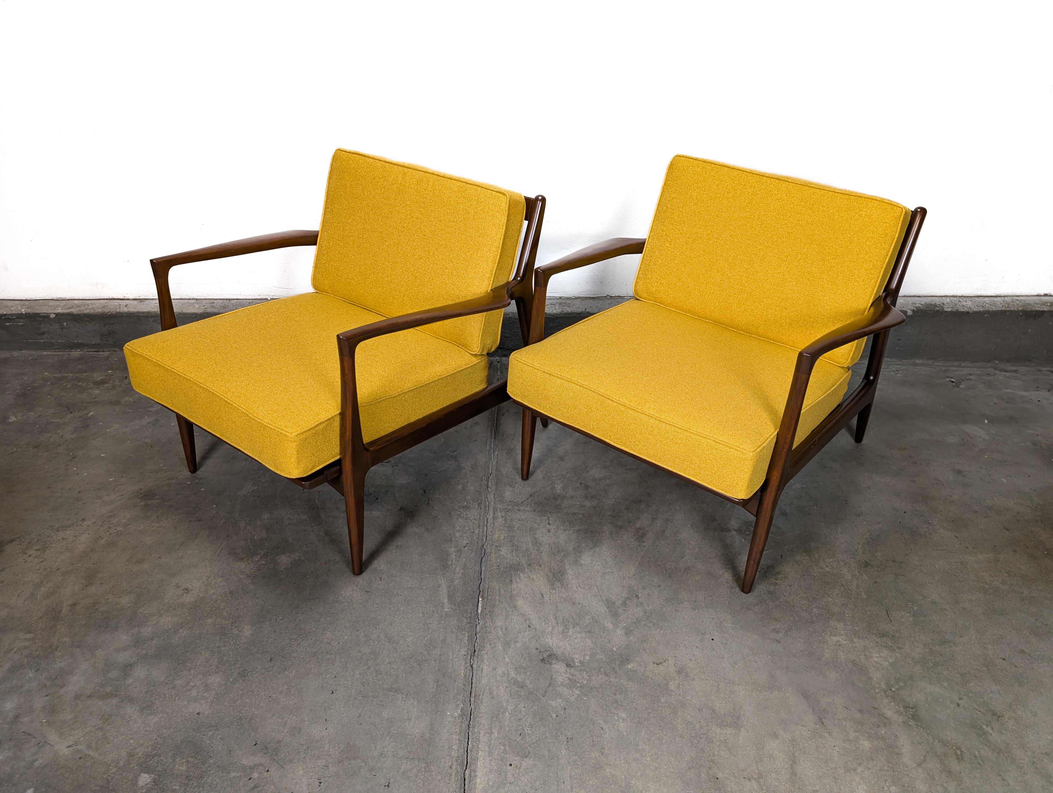 2 Mid Century 'Blade Arm' Lounge Chairs by Ib Kofod-Larsen for Selig, c1960s For Sale 3