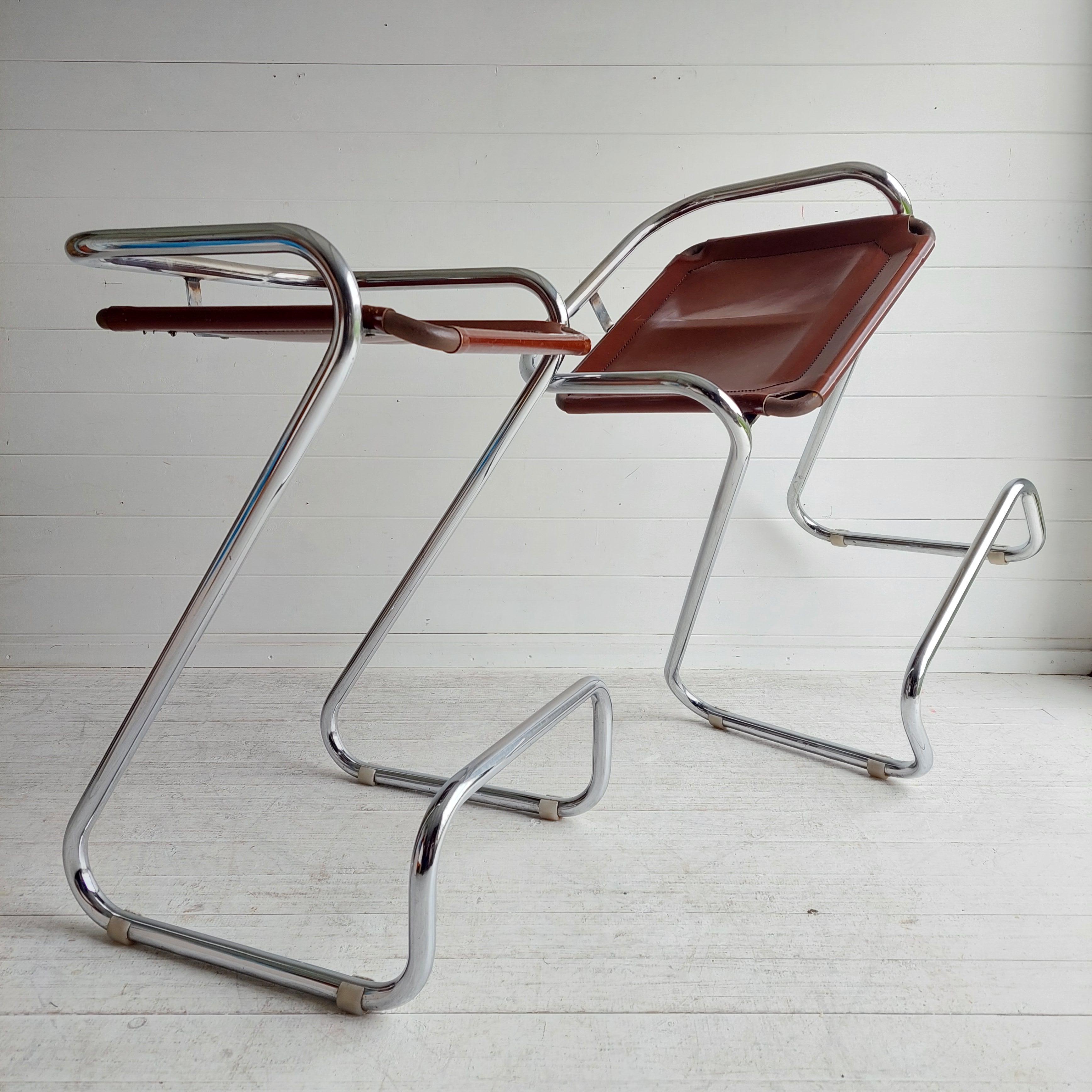 Bar stools vintage 60s 70s
Minimalist chromed steel tube bar stools.
Lammhults by lindau & lindekrantz Style
Set of 2
Most probably made in Italy
 
Z form with elevated footrest rail. 
Tan Vinyl upholstered seating.
Solid and extremely well crafted