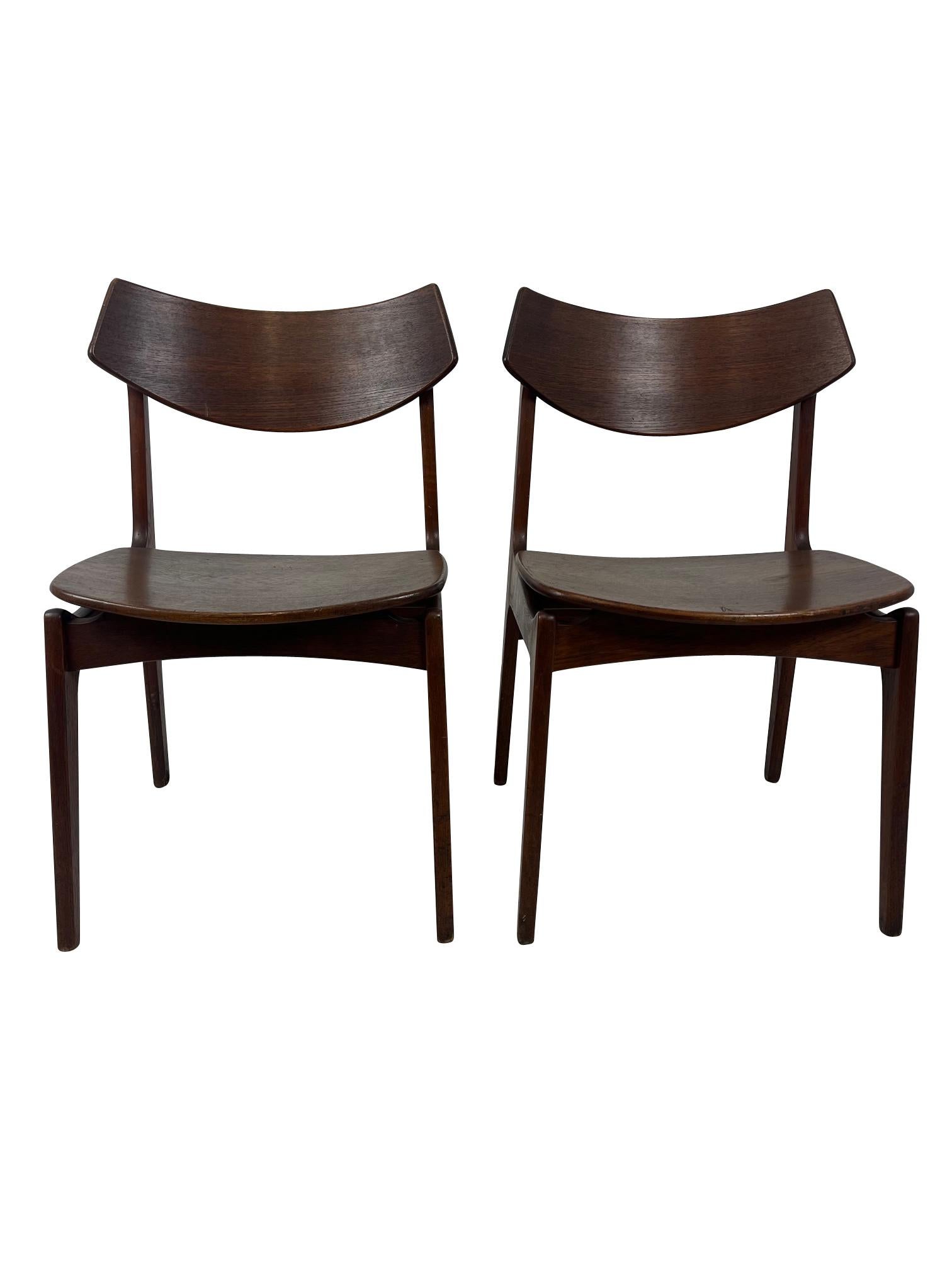 Set of 2l 1950’s dining chairs designed by Erik Buch for Funder-Schmidt & Madsen, Odense, Denmark.
Two chairs have brand marks and two have paper labels on the underside.
Molded open grain teak plywood floating seat, curved backrests, sculpted frame