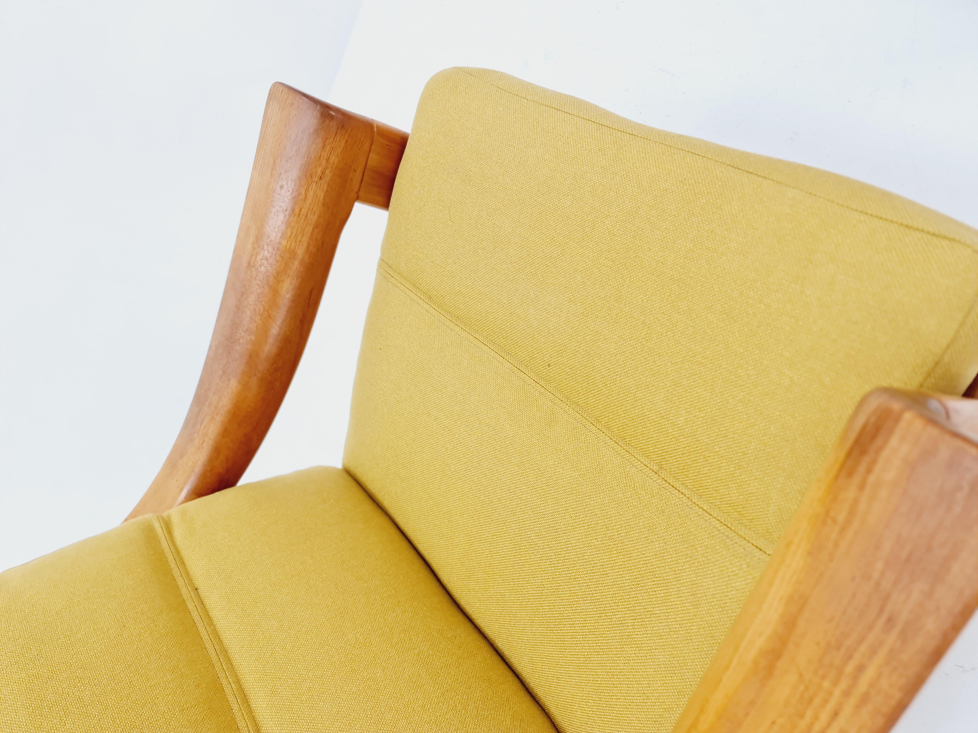 Tissu 2 fauteuils de salon du milieu du siècle dernier de P. Jeppesen en teck massif en vente
