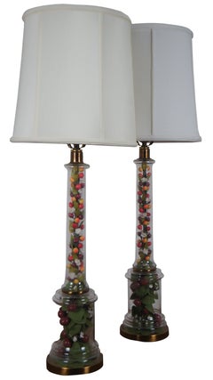 2 Lampade da tavolo Frederick Cooper in vetro e ottone con fogliame e bacche di frutta