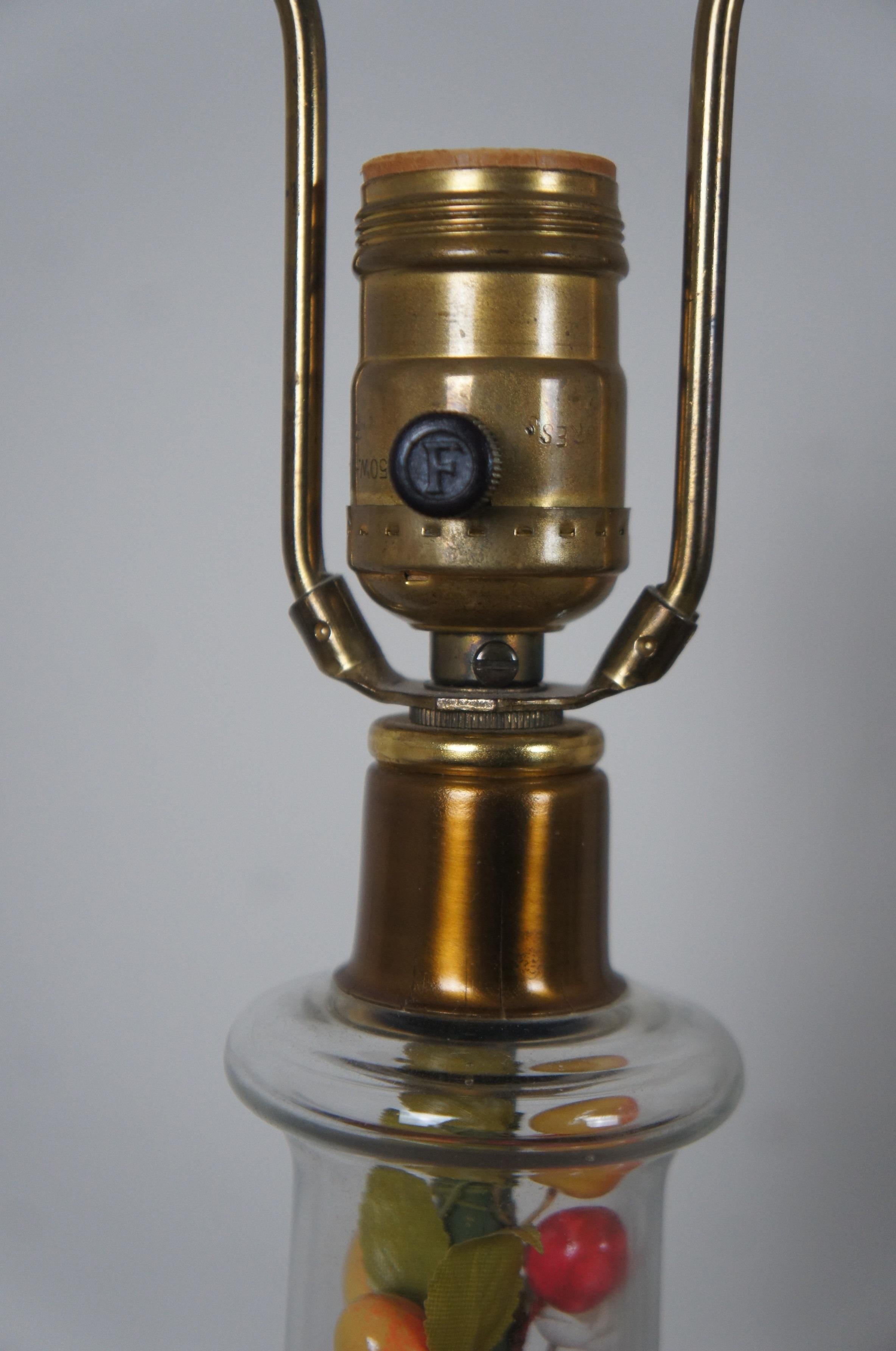 20ième siècle 2 lampes de bureau en verre et laiton Frederick Cooper datant du milieu du siècle dernier représentant des baies de feuillage en laiton en vente